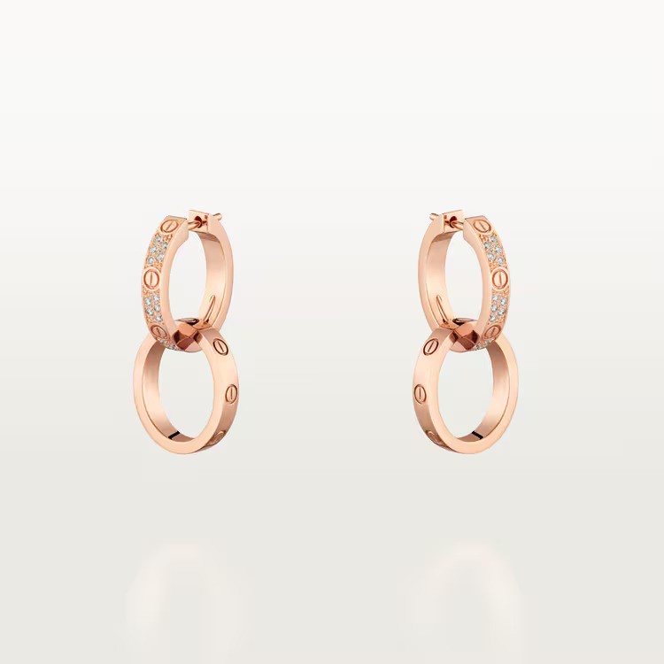 أقراط بالذهب الوردي والألماس من  Cartier