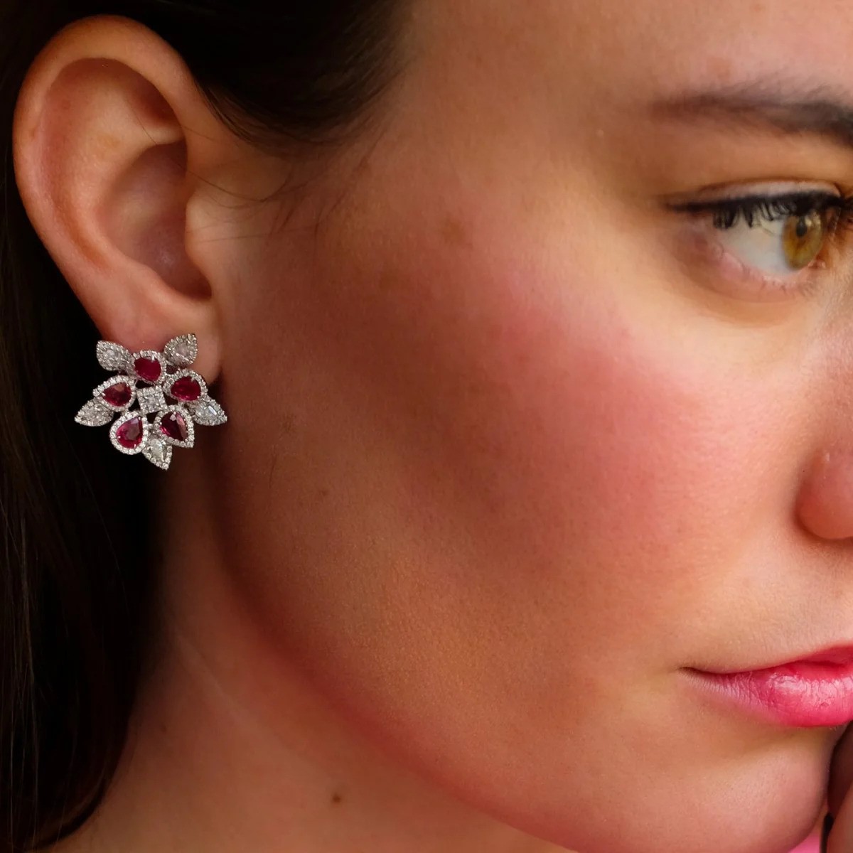 أقراط بالياقوت الأحمر من Ruchi