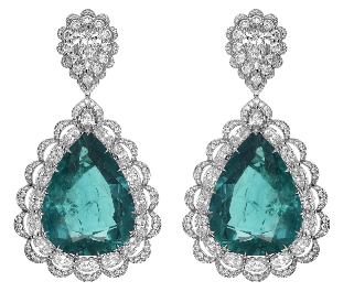 أقراط دينا الشربيني من الزمرد والألماس من دار شوبارد 