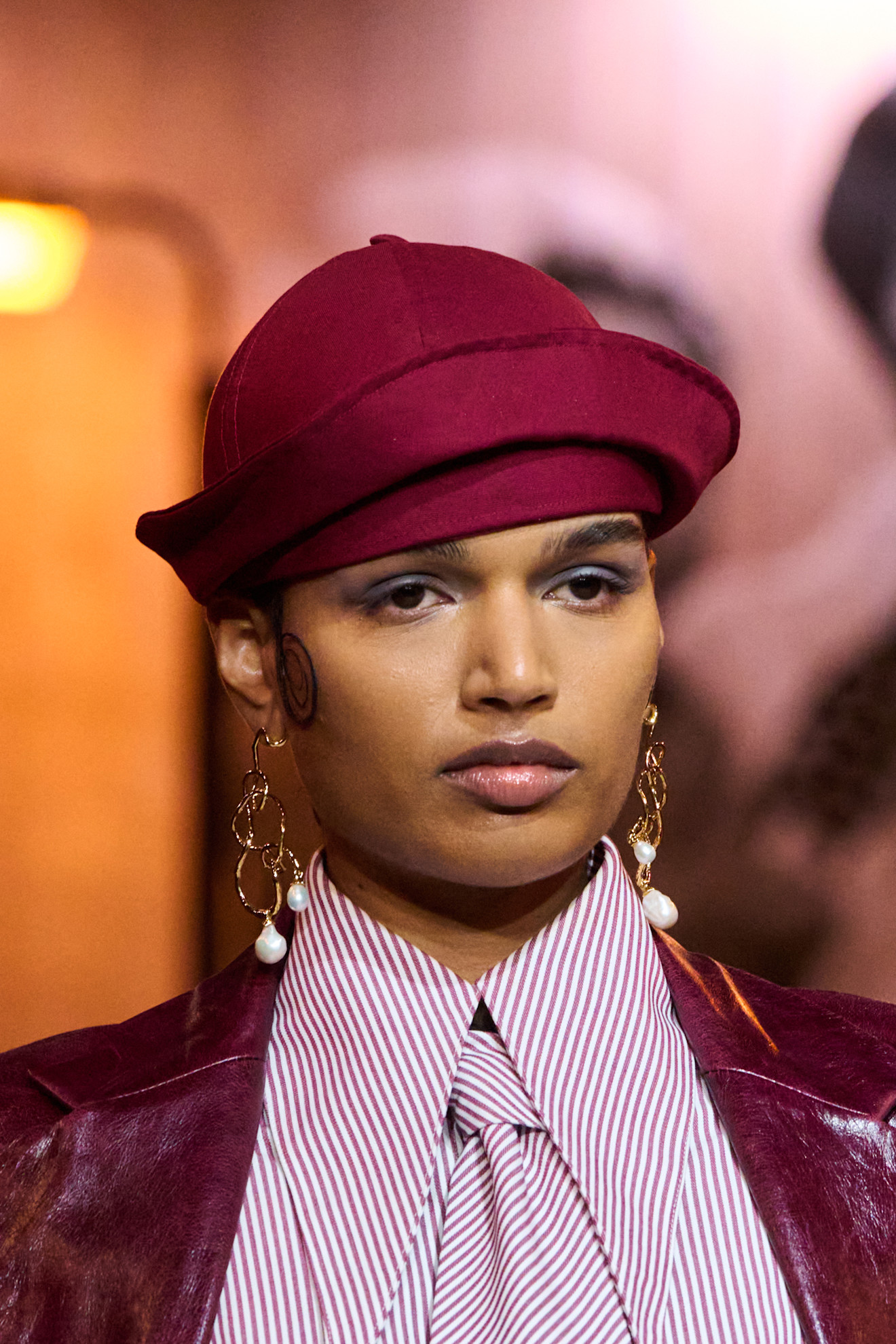 أقراط ذهبية مع اللؤلؤ من Coker