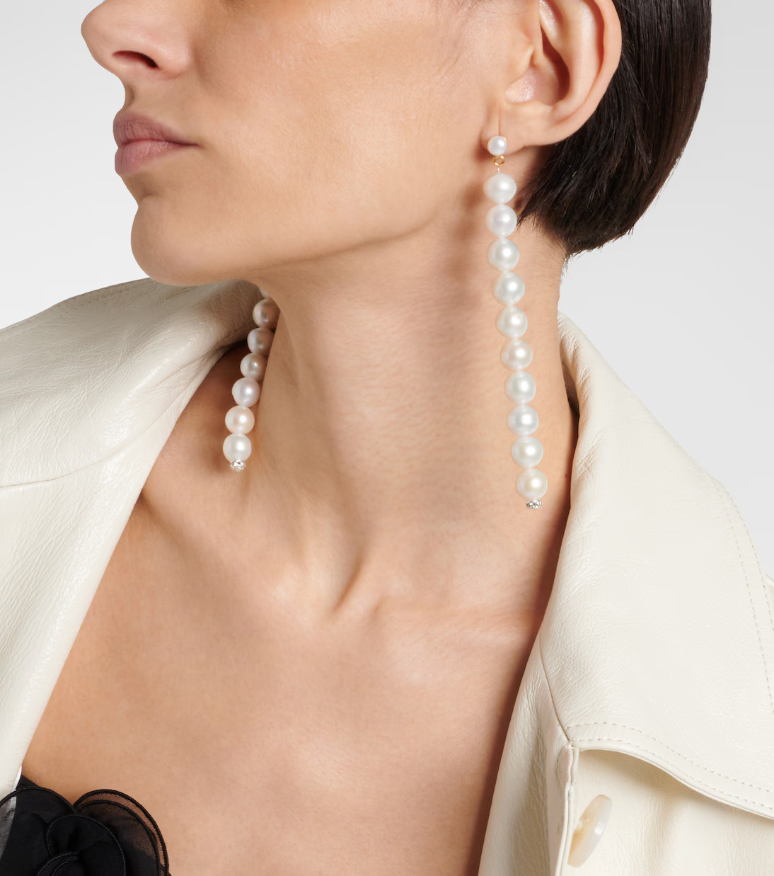 أقراط لؤلؤ طويلة من Magda Butrym