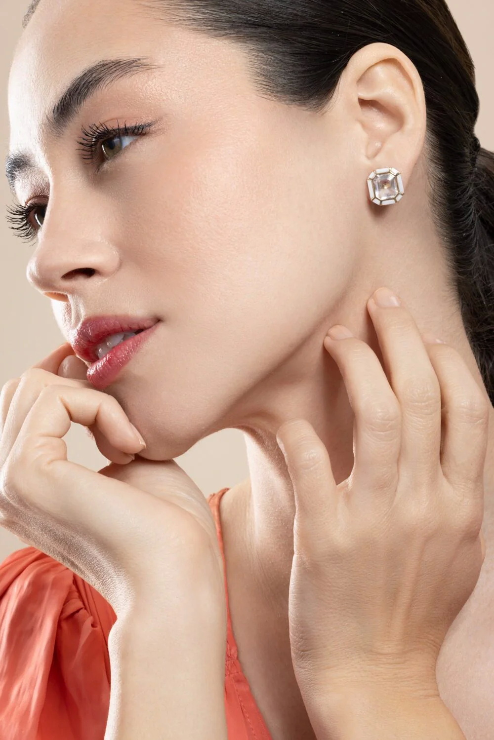 أقراط مرصّعة بأحجار العقيق الأبيض والكريستال الصخري من GOSHWARA