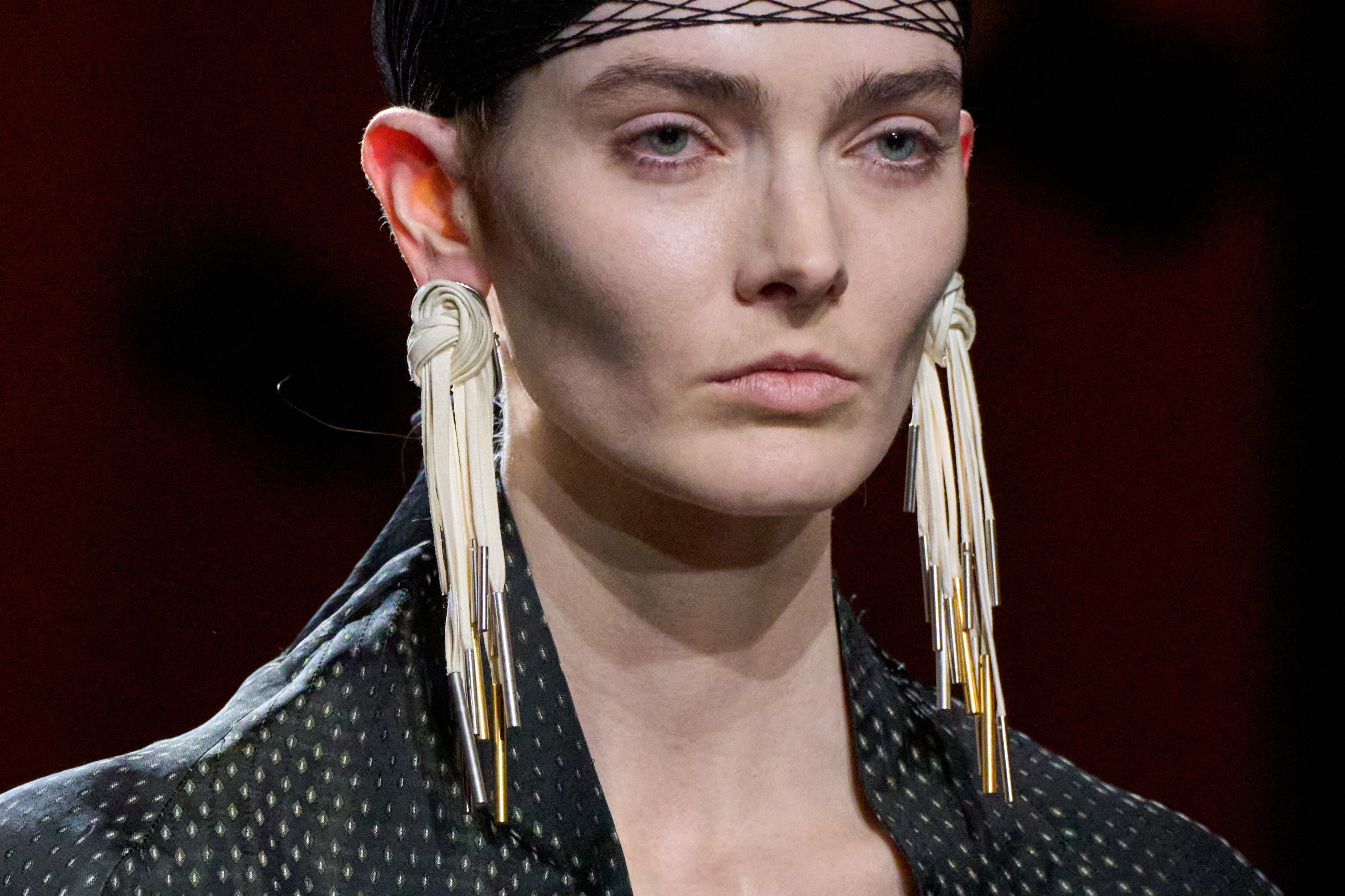 أقراط ملفتة بحجم كبير من مجموعة Van Noten خريف شتاء 2025