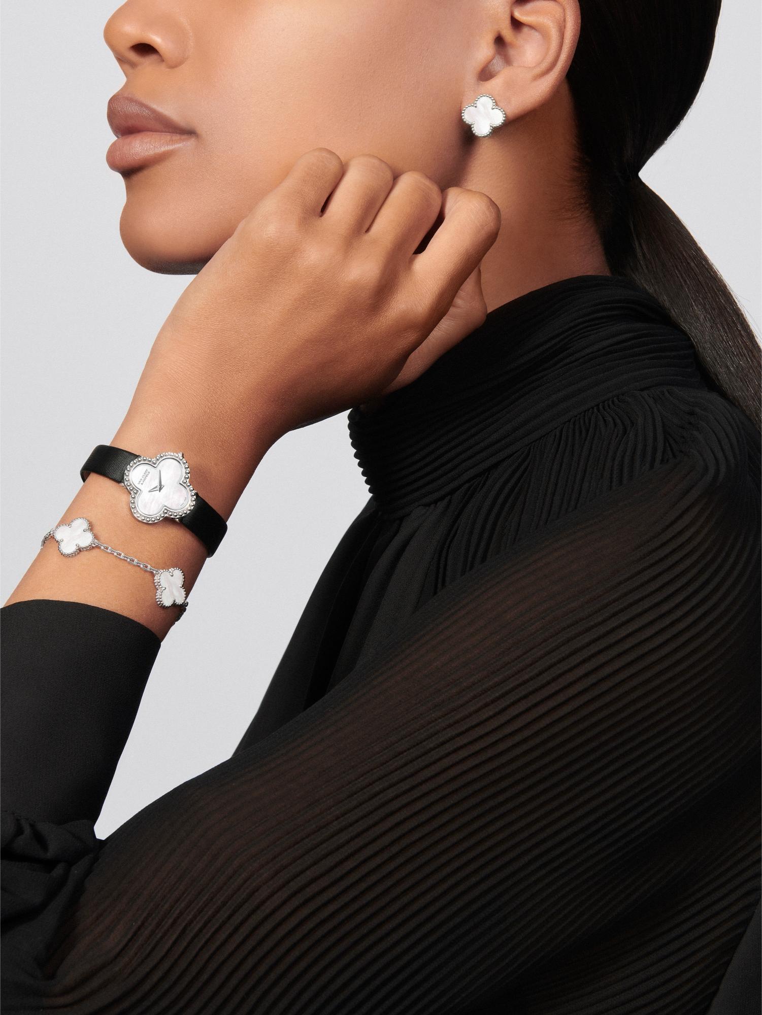 أقراط ناعمة من Van Cleef & Arpels