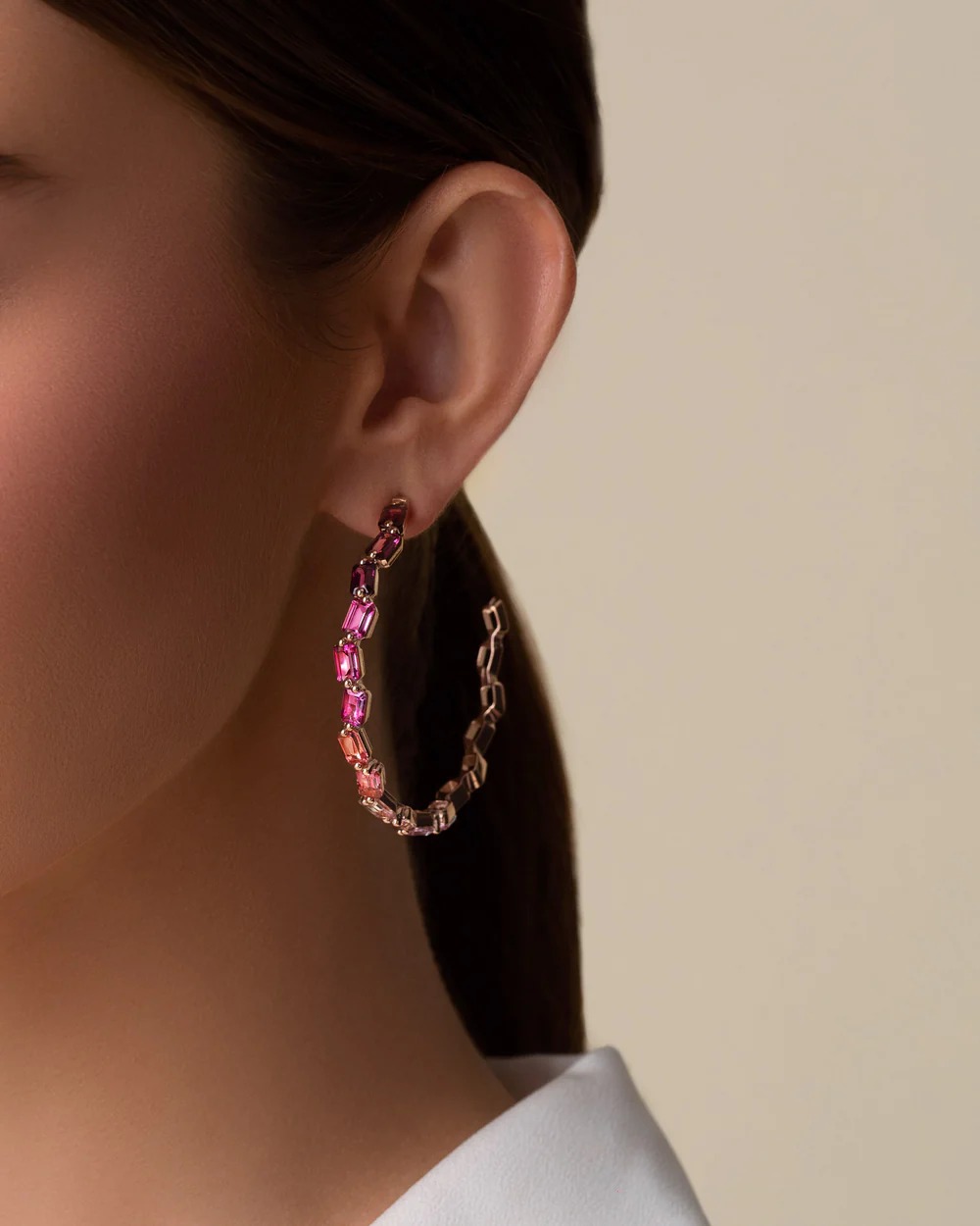 أقراط Ann Red Ombre Mega Hoops من Suzanne Kalan