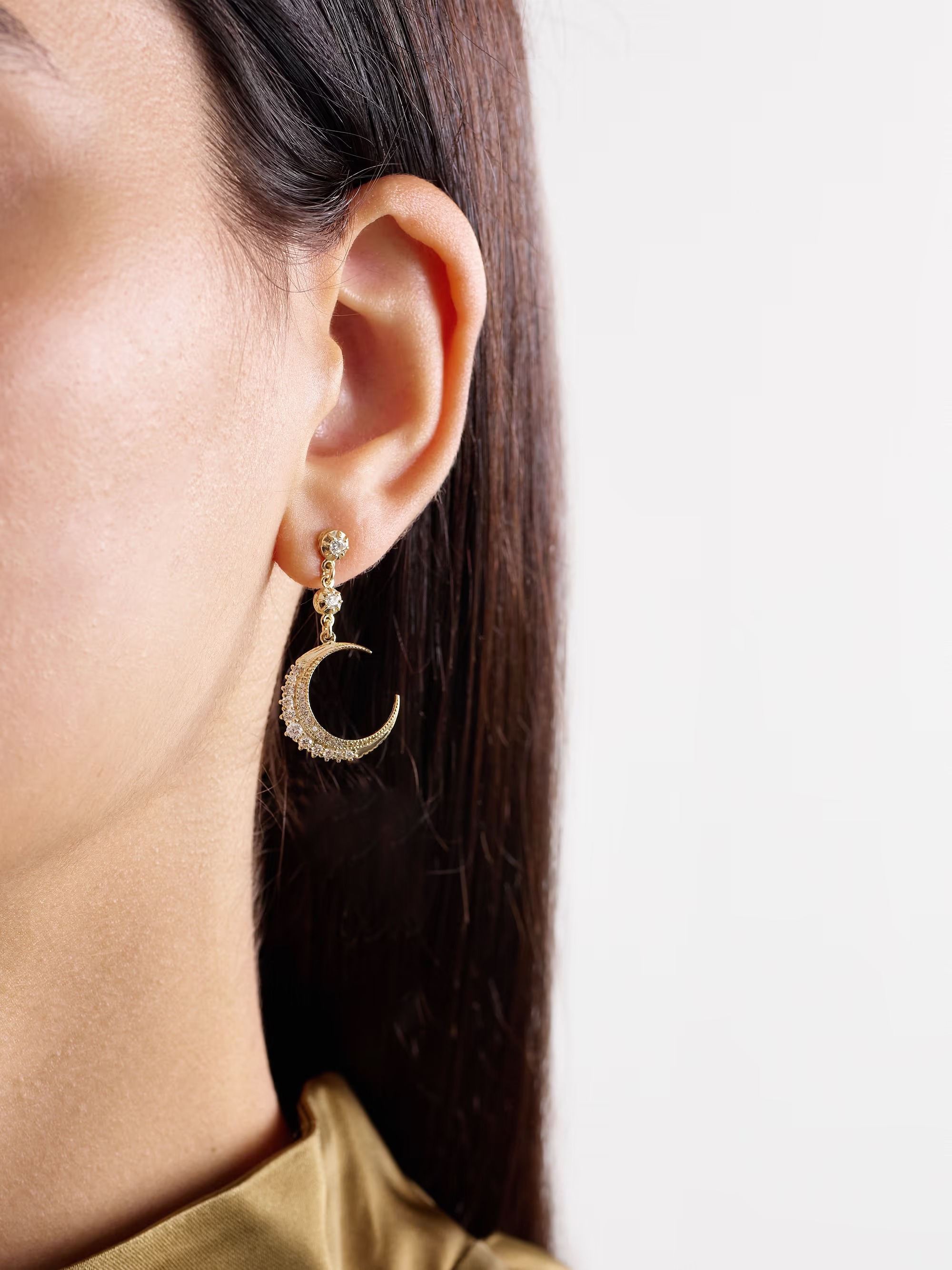 أقراط Crescent Moon من Jacquie Aiche