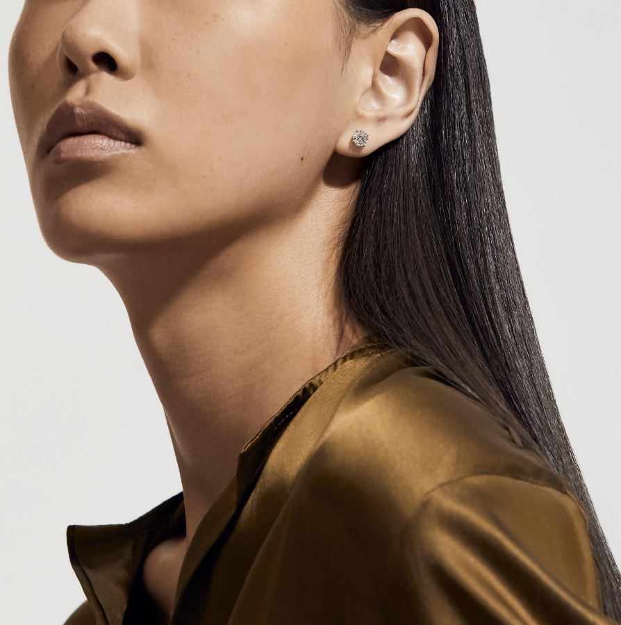 أقراط DB Classic ألماس كبس من دي بيرز De Beers