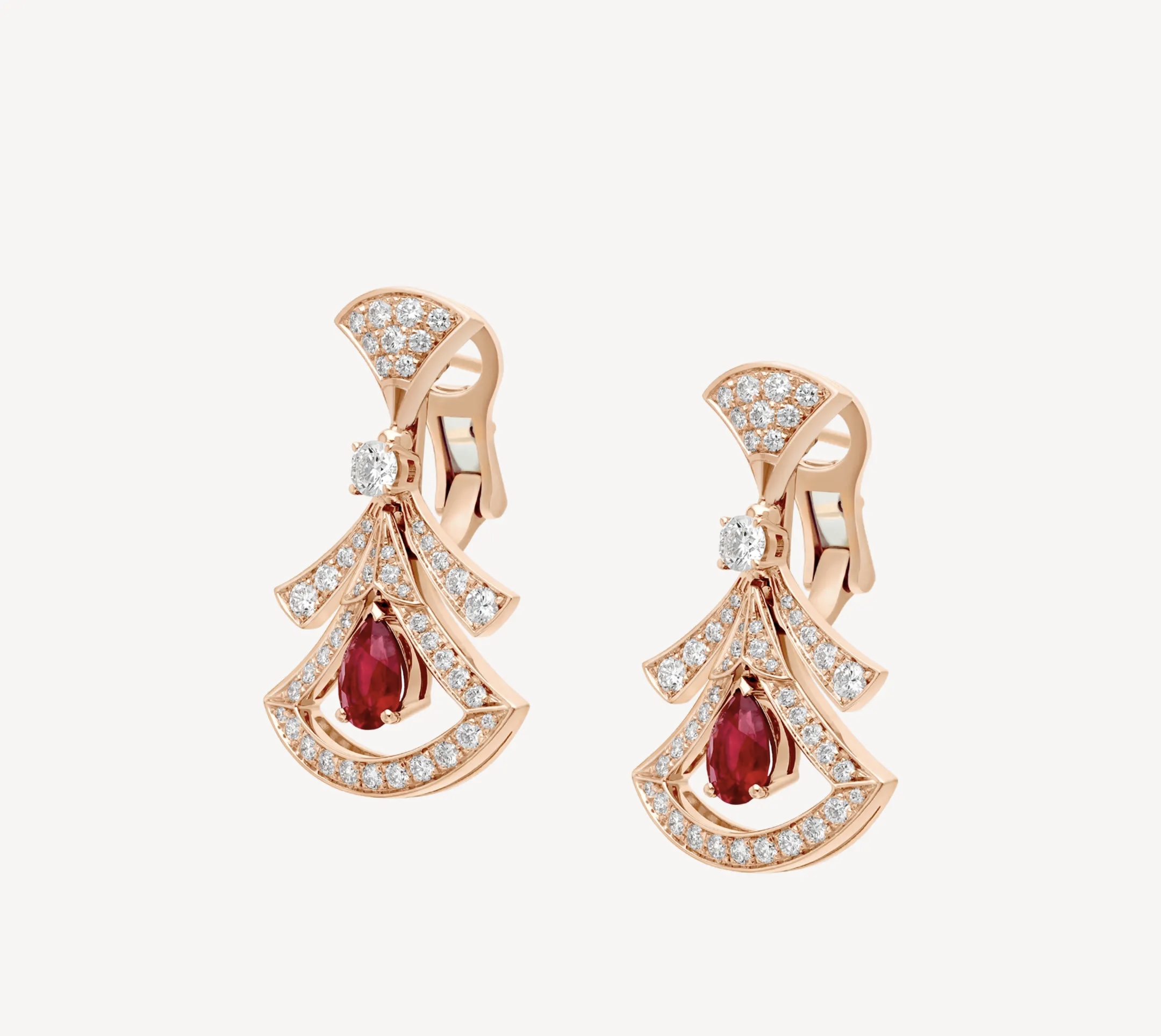 أقراط Divas Dream الذهبية من بولغاري Bvlgari