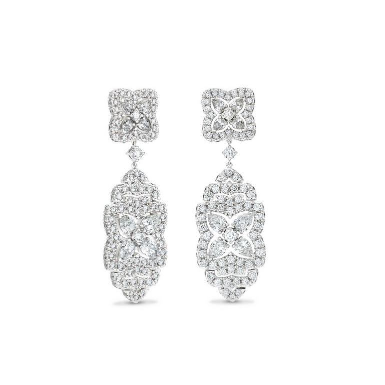 أقراط Enchanted Lotus  من دي بيرز  De Beers