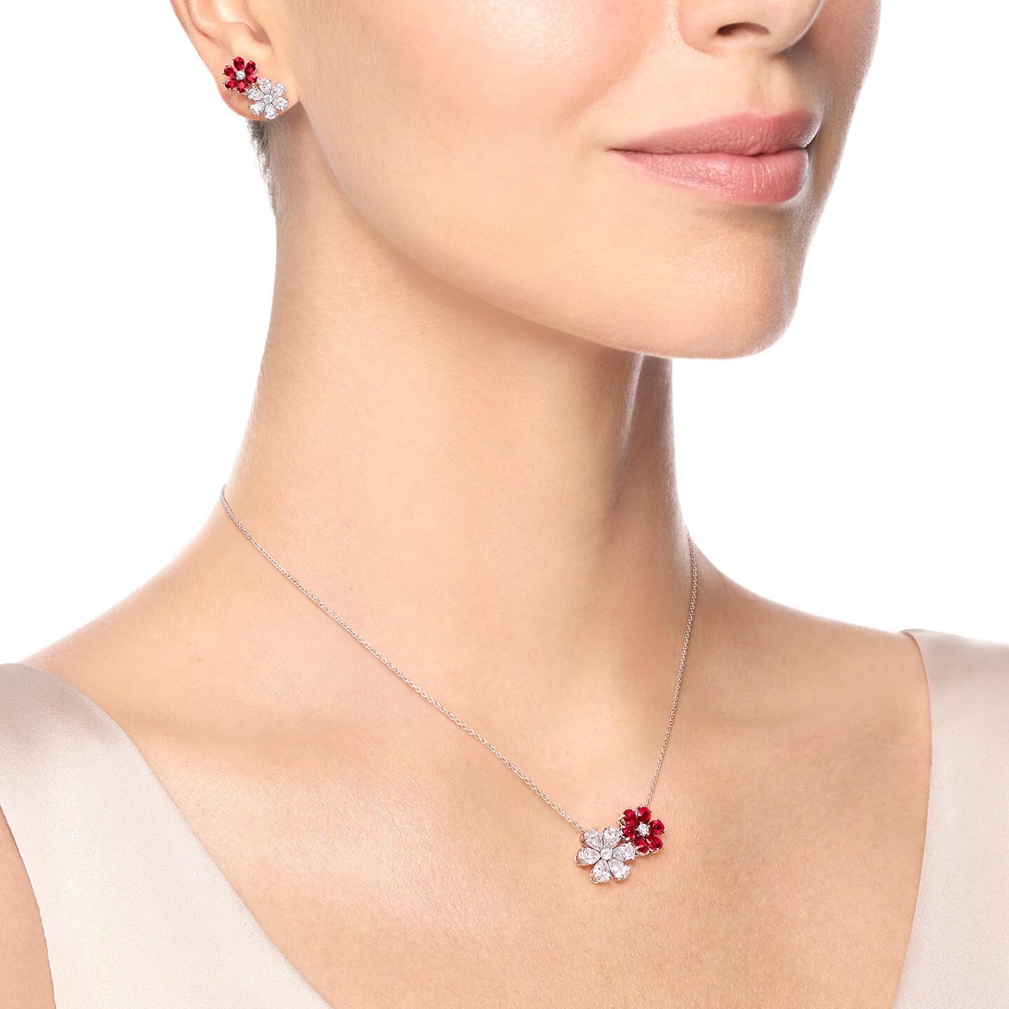 أقراط Forget-Me-Not منHarry Winston
