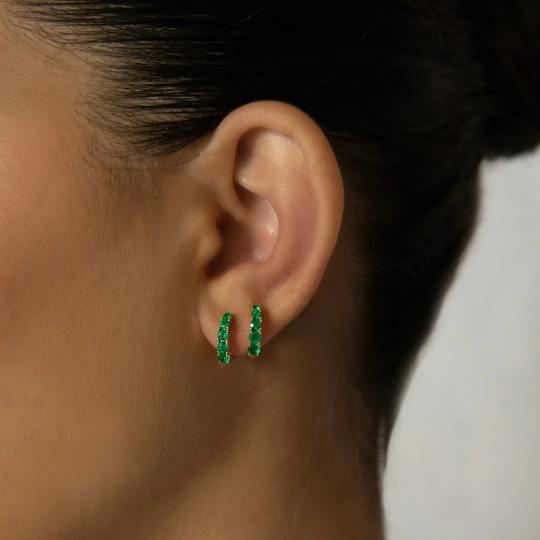 أقراط Graduated Emerald Huggies من Anita Ko