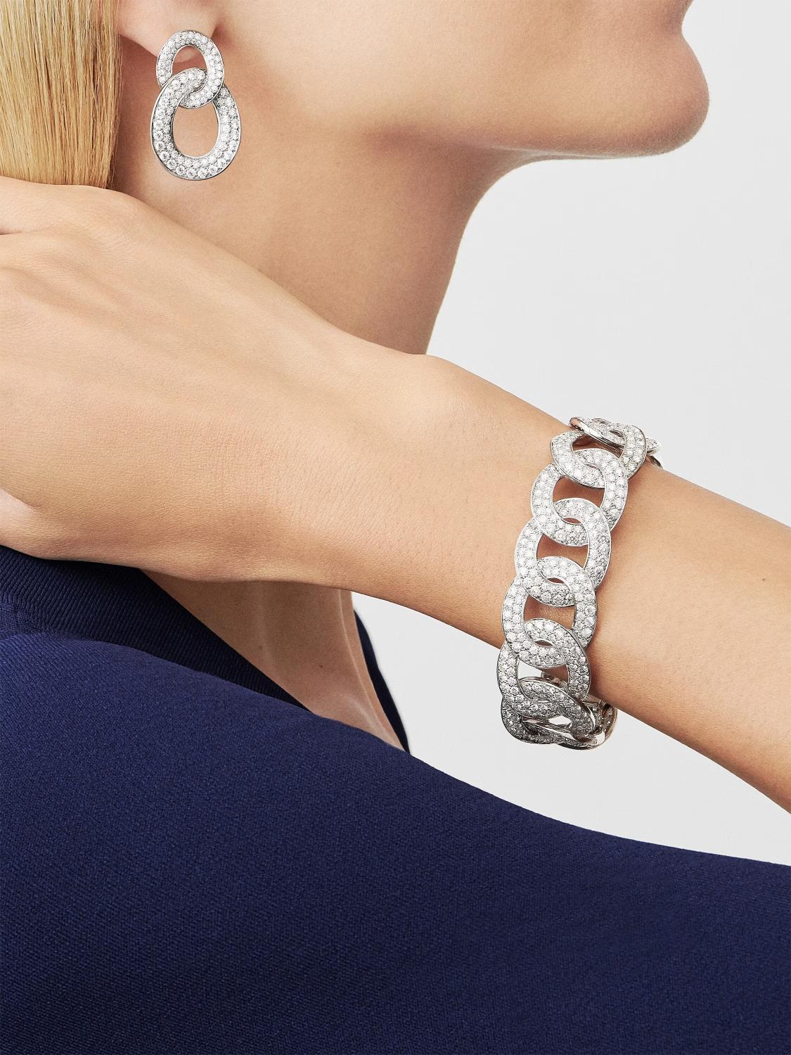 أقراط Olympia من Van Cleef & Arpels