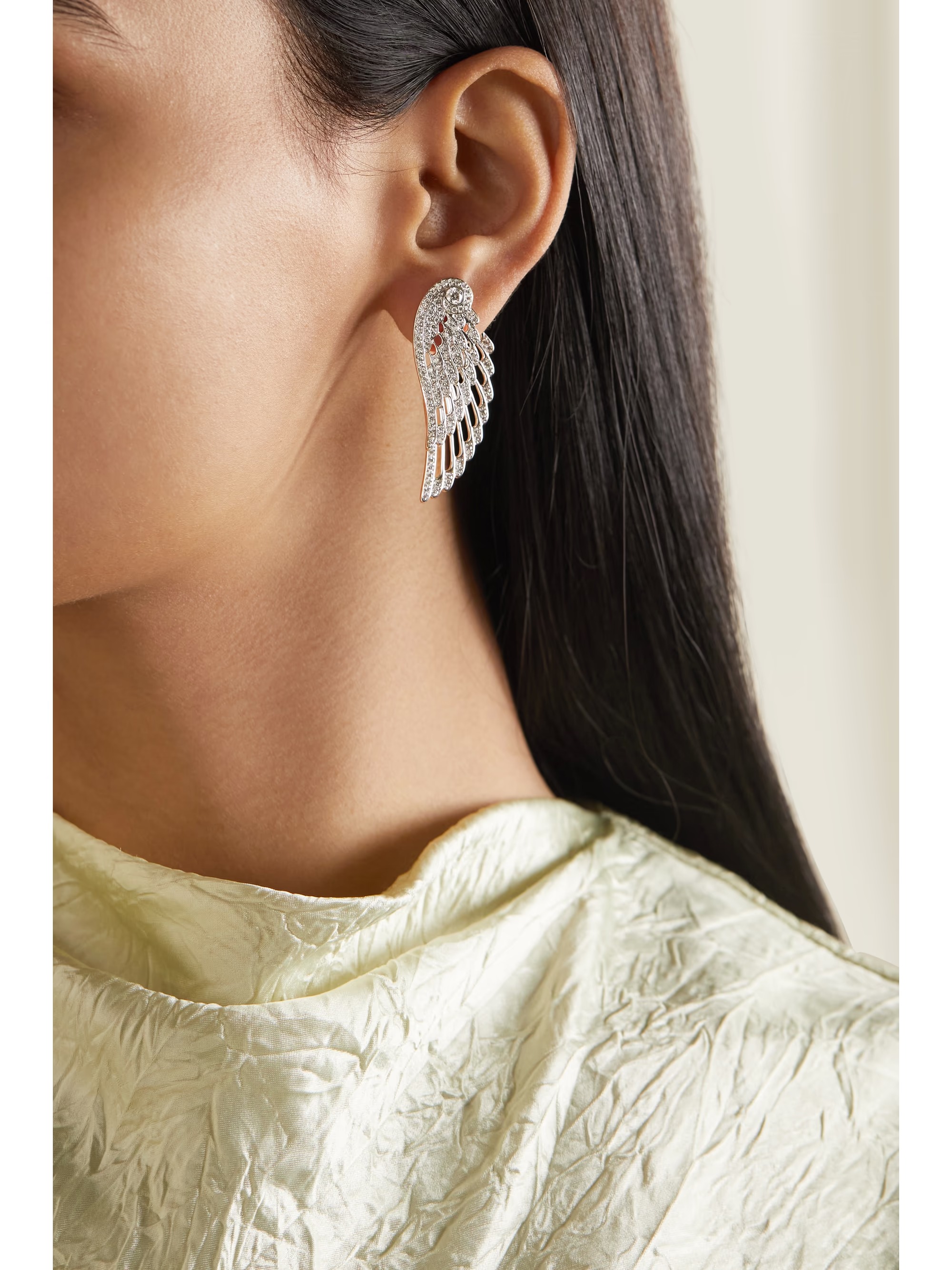 أقراط Wings Embrace من  GARRARD