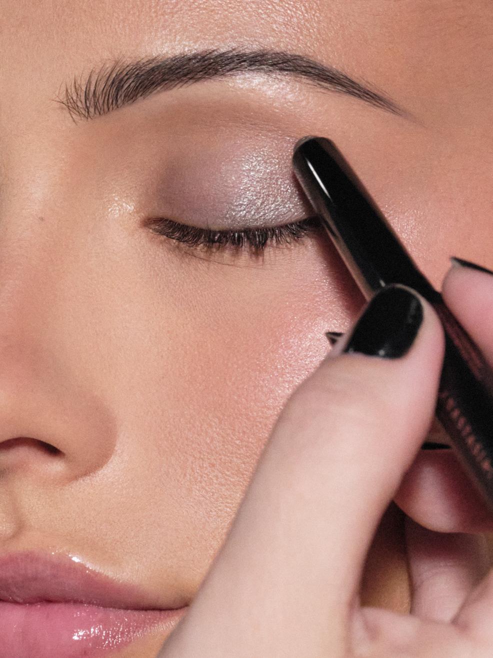 أقلام GLIDR Eye Shadow Sticks من Anastasia Beverly Hills تمنح لونًا غنيًا وكثيفًا بتمريرة واحدة فقط