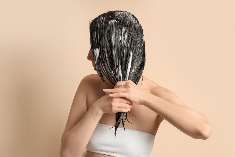 أقنعة لمعان الشعر تمنح الشعر إشراقاً فورياً، وغالباً ما تحتوي على زيت الأرغان أو زيت بذور العنب.