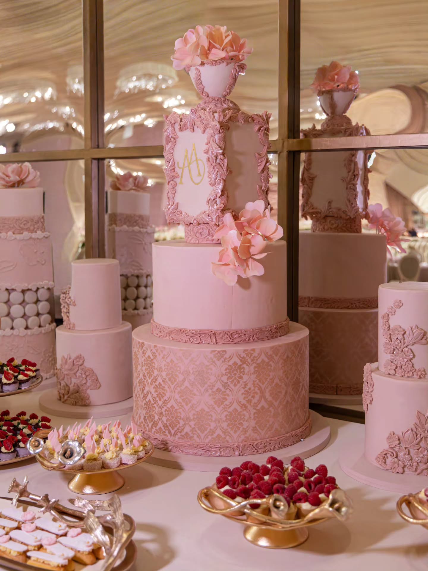 أكثر من كيكة في بوفيه حلوى الزفاف