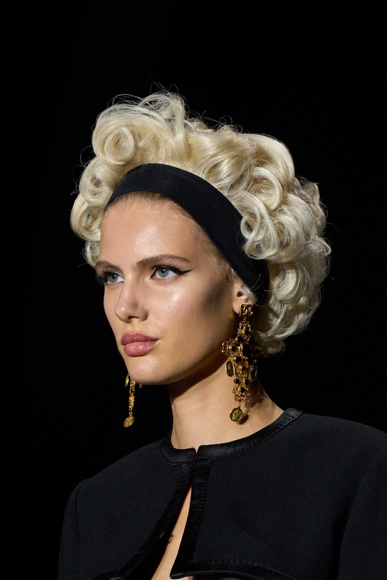 أكسسوارات الباند النافر والاسود مع التسريحات الويفي من دار Dolce Gabbana