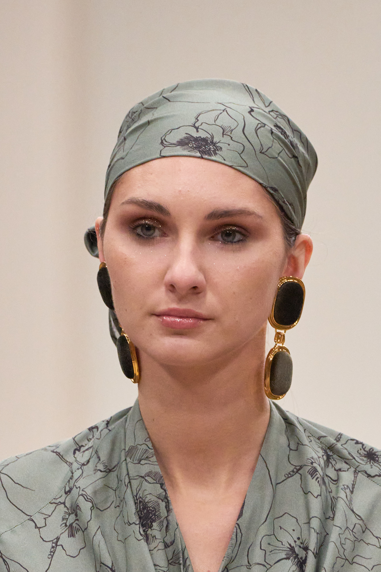 أكسسوارات شعر الباند مع التسريحات المرفوعة من دار Choice