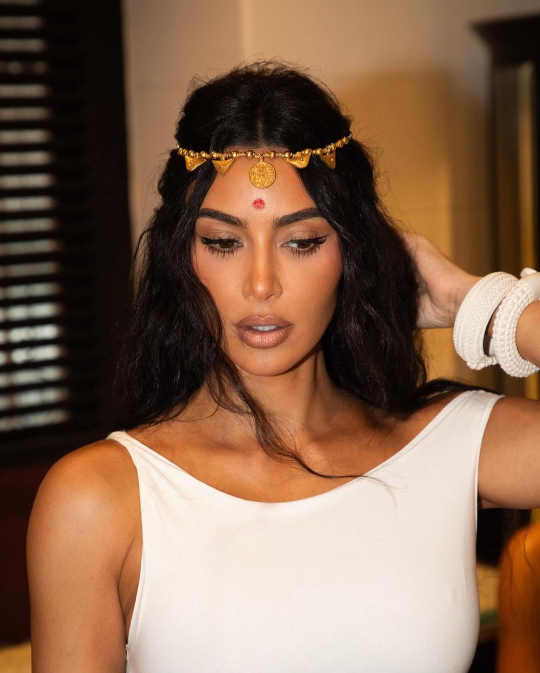 أكسسوارات شعر السلاسل الذهبية مع تسريحات الشعر المنسدلة من وحي kim Kardashian