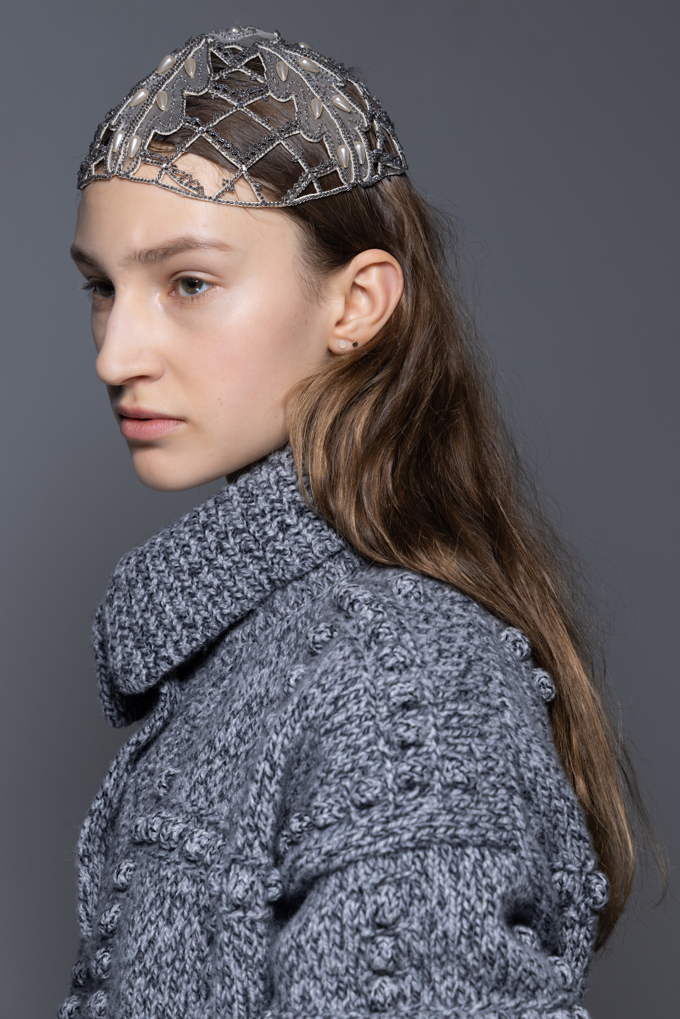 أكسسوارات شعر القبعة مع الخرز الشبكي من دار Altuzarra