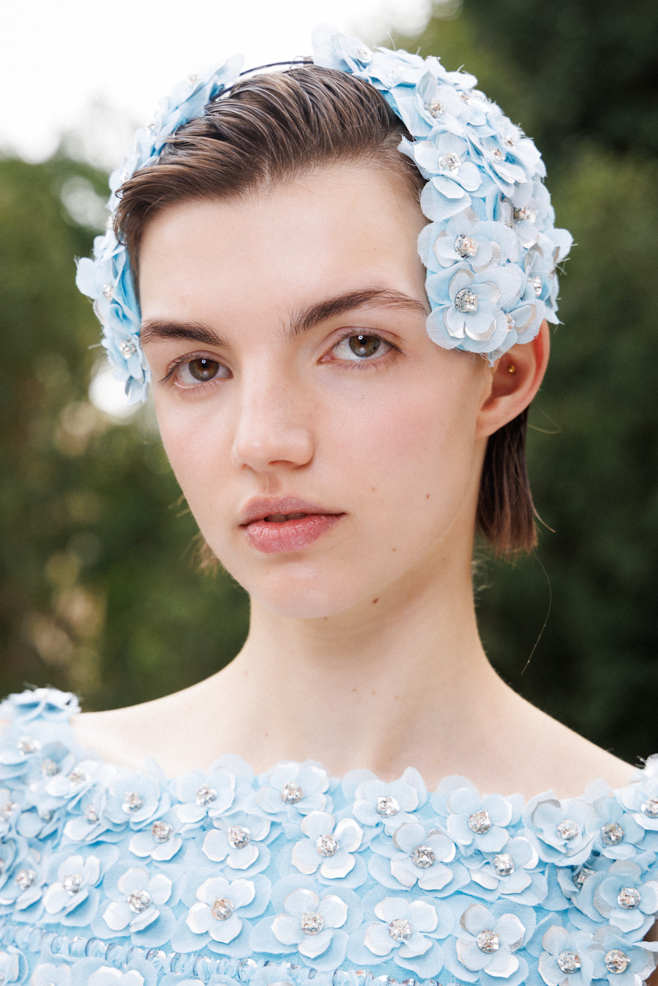أكسسوارات شعر قبعات الورود من دار Emilia Wickstead