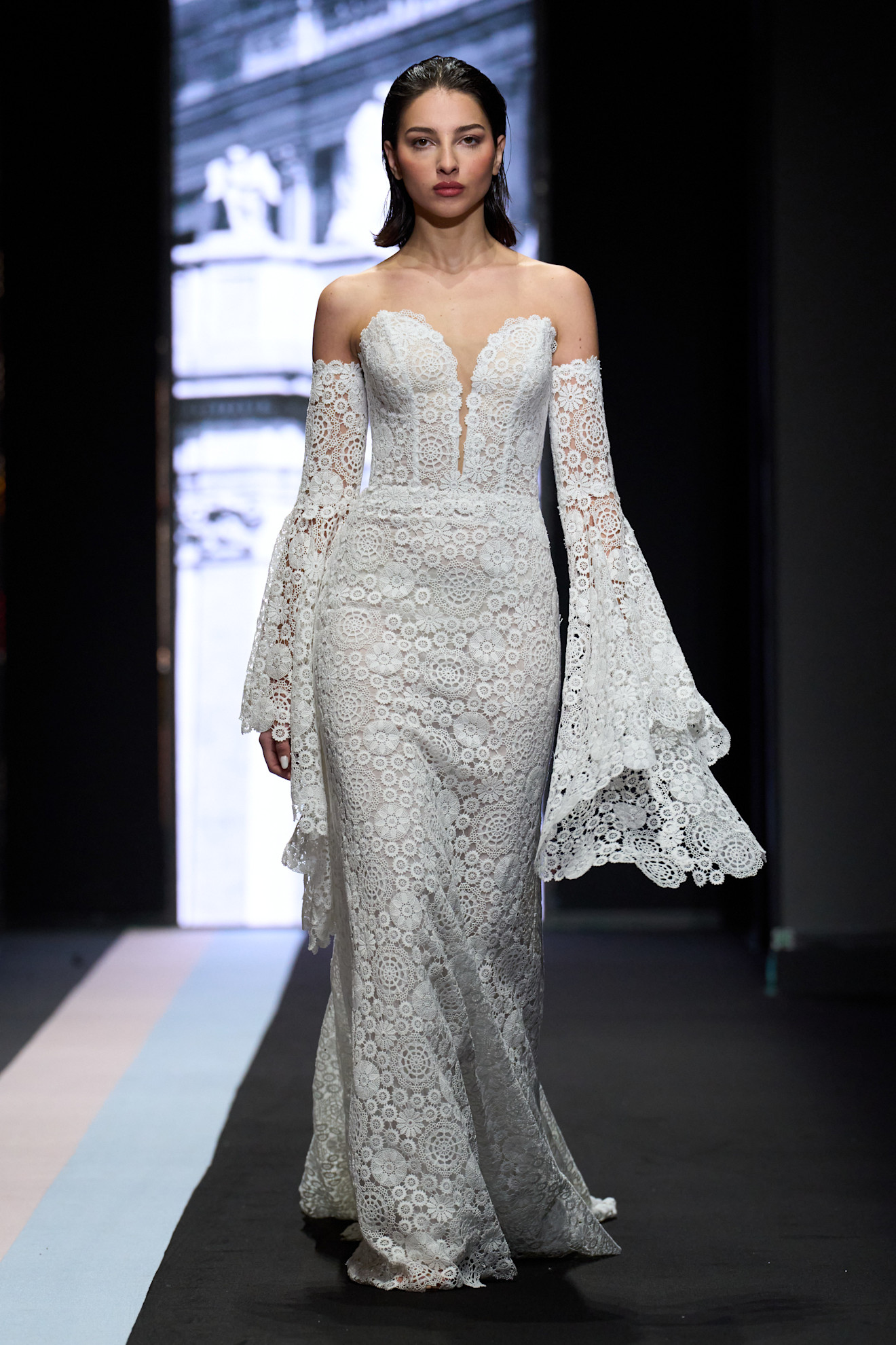 أكمام الجرس ضمن عروض Sicily Runway