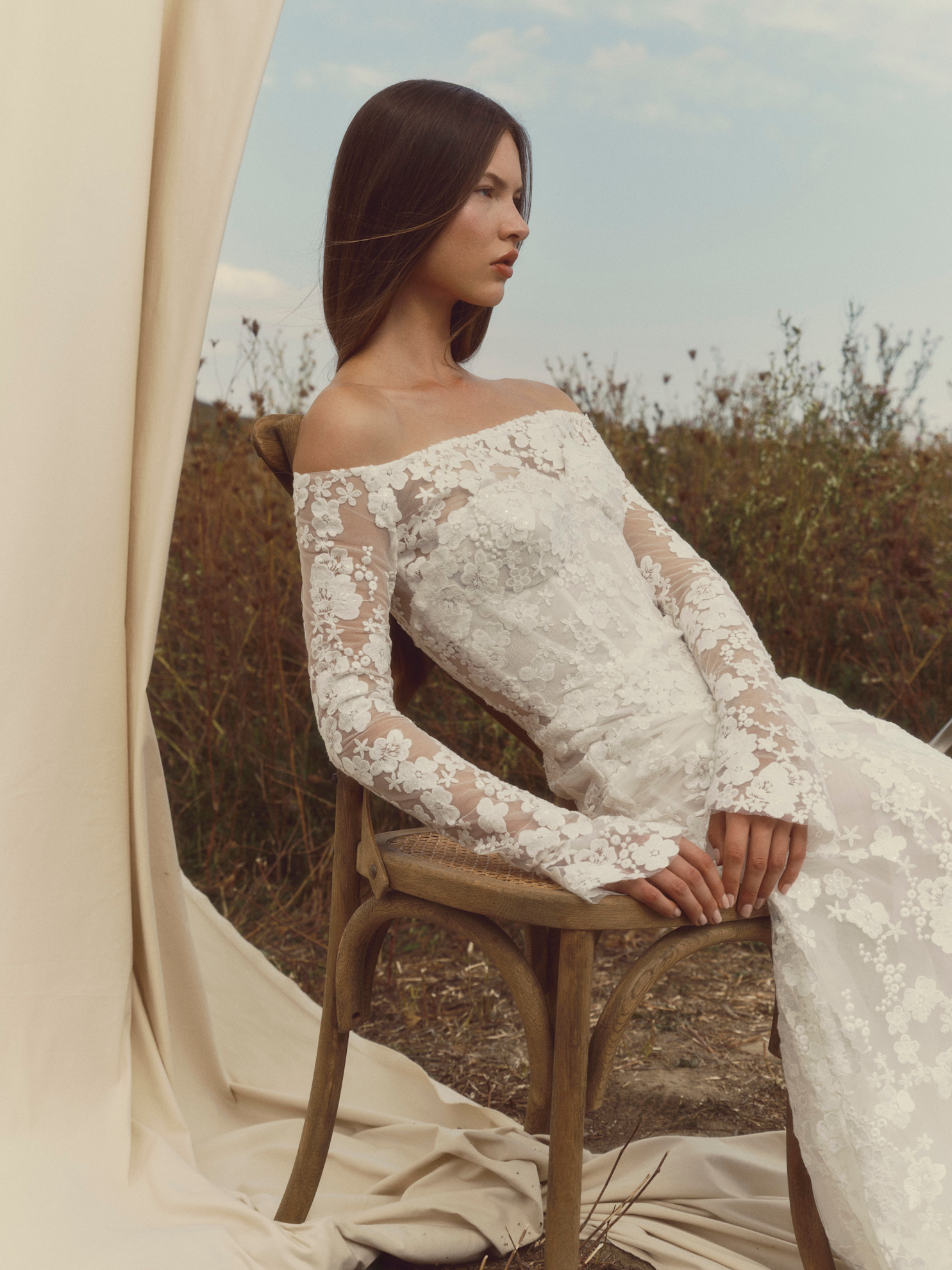 أكمام الدانتيل في فساتين زفاف دار Alyne