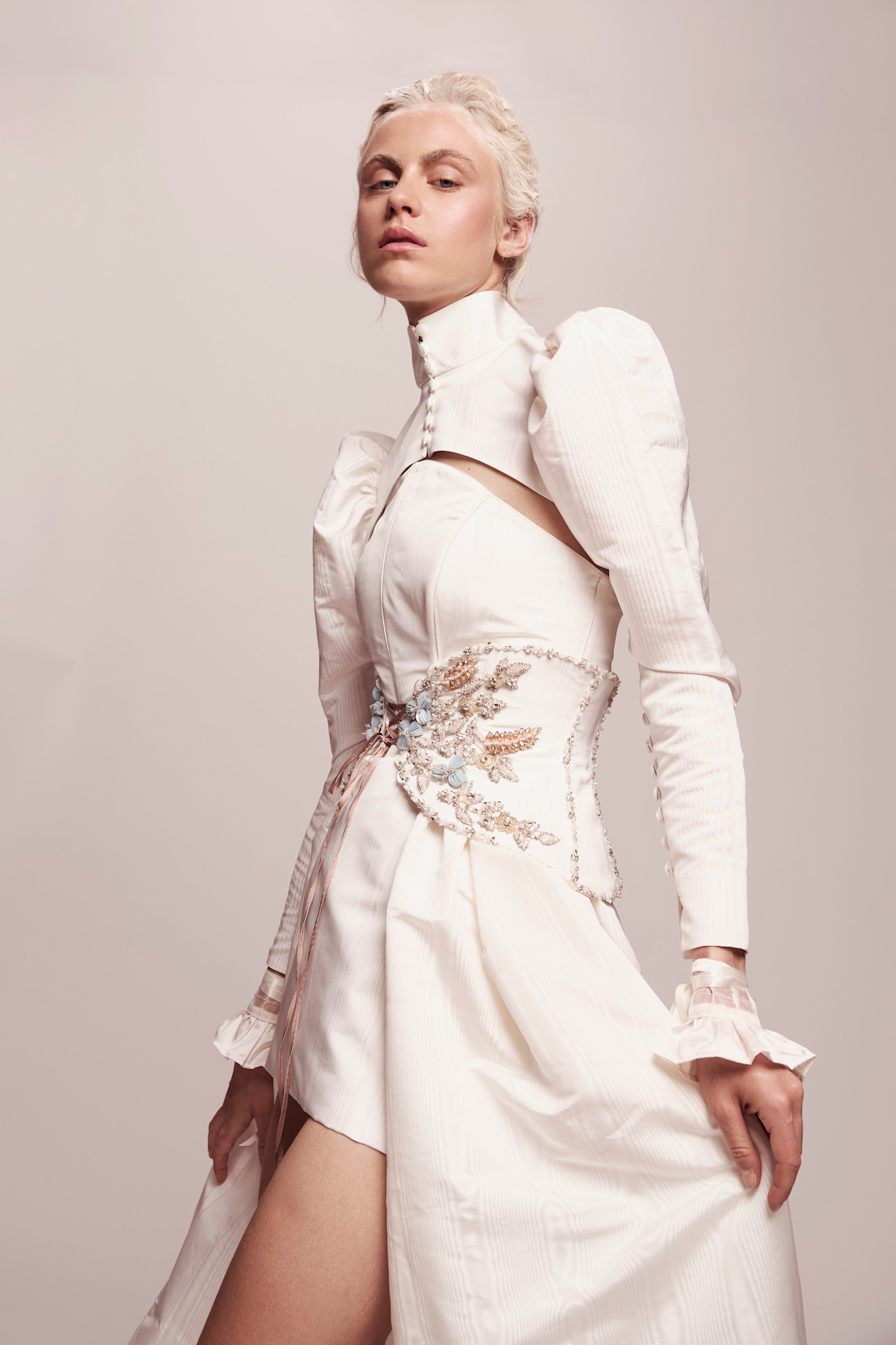 أكمام دراماتيكية بشكل هندسي من دار جاكلين وايت