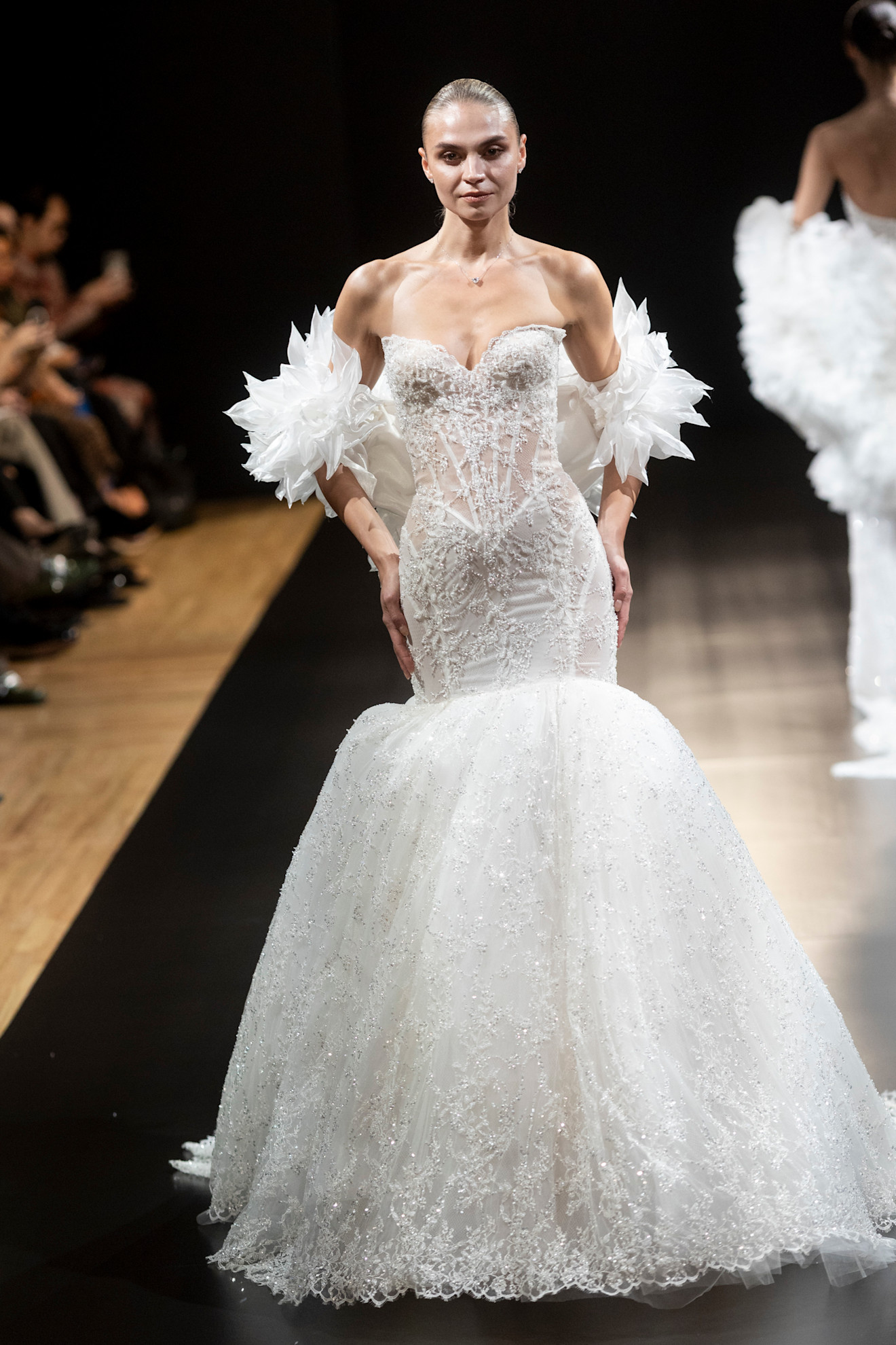 أكمام مطرزة بالورود من بنينا تورناي