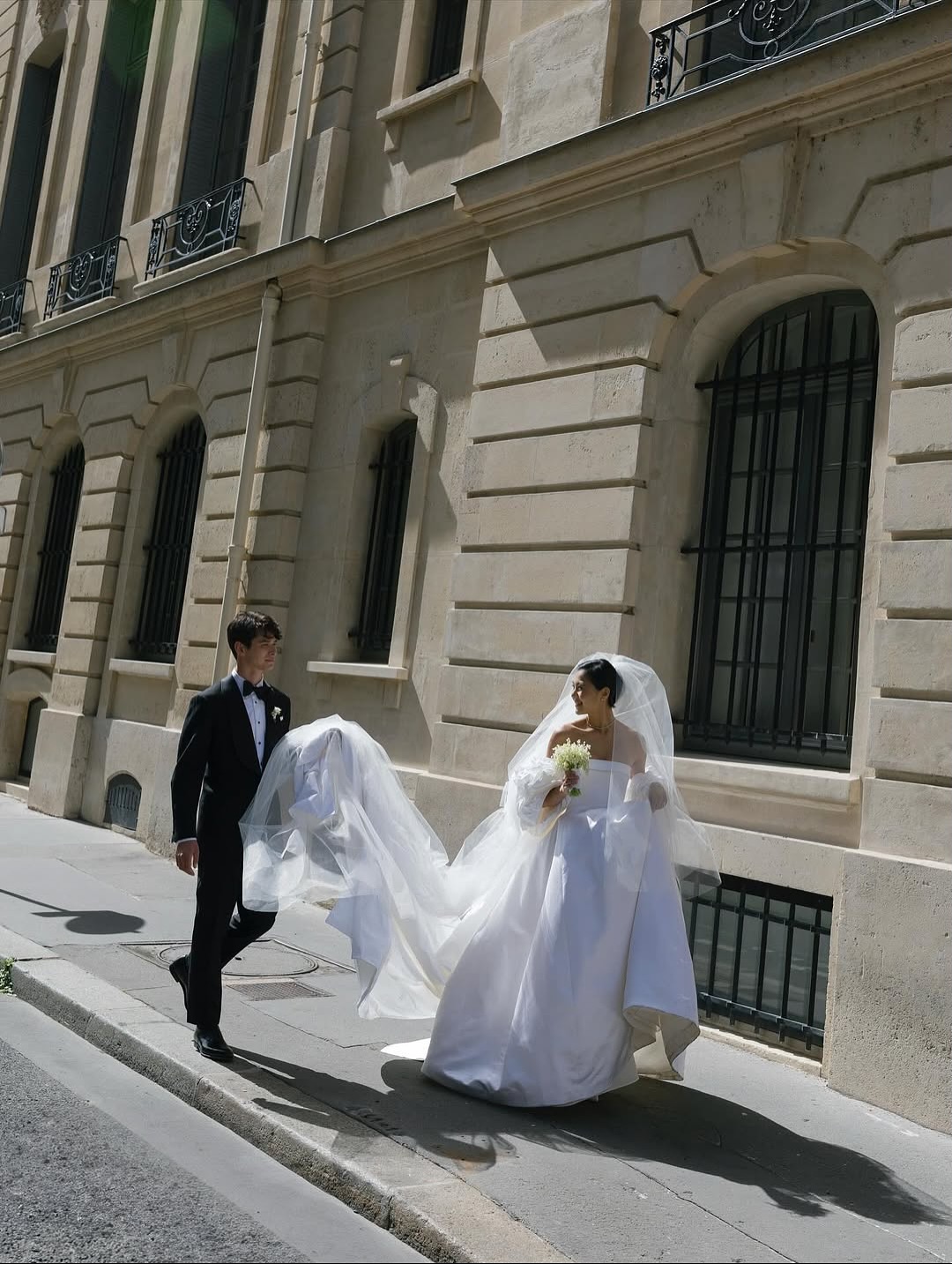 أكملت اطلالتها بطرحة طويلة شفافة