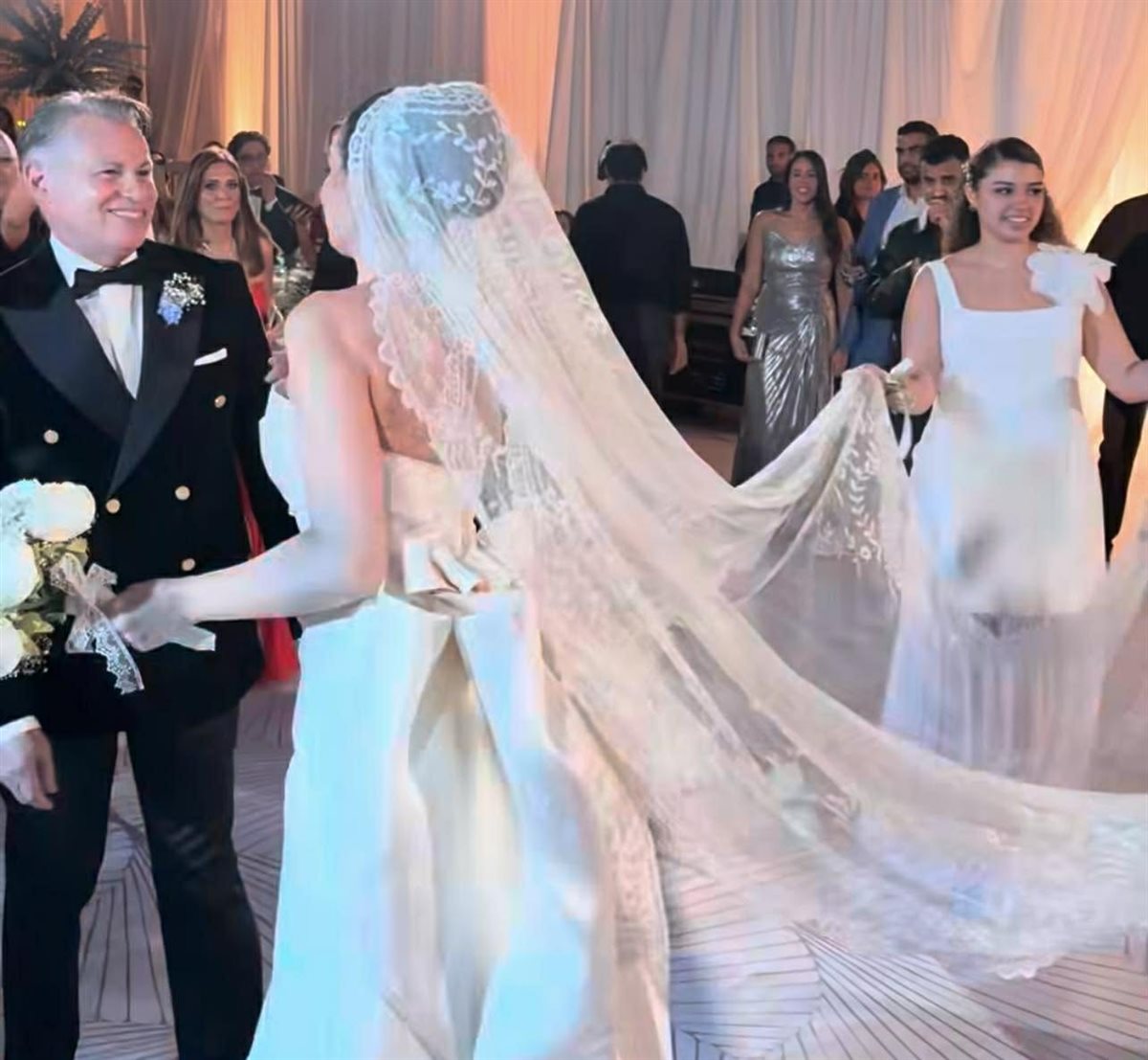 أكملت فستانها بطرحة طويلة رومانسية