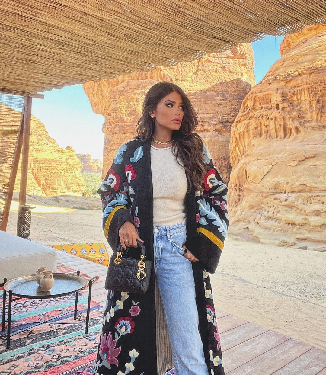 أكملي اللوك بالعباية الأنيقة المزيّنة بالورود