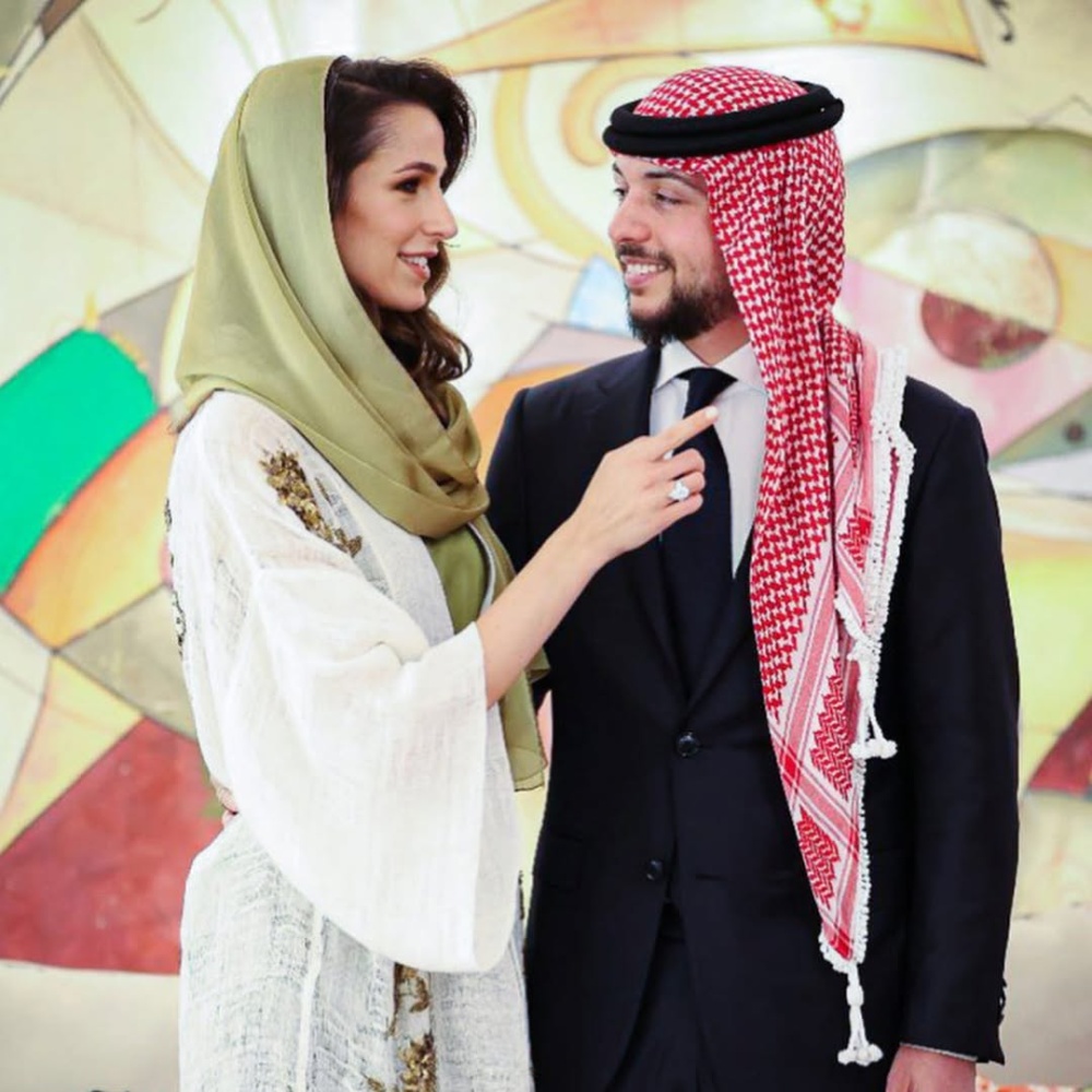 الأميرة رجوة زوجة ولي عهد الأردن بأقراط مُتدلية خاطفة للأنظار