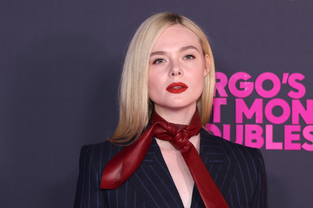 ألوان أحمر الشفاه الحمراء الفاتحة مع الظلال المشمشية بأسلوب Elle Fanning
