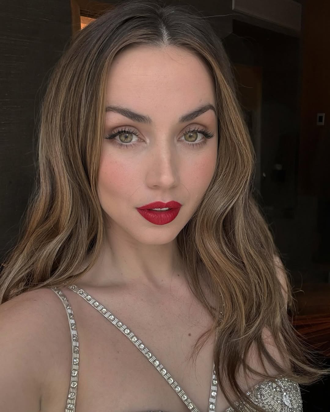 ألوان أحمر الشفاه الحمراء المات بأسلوب Ana De Armas- الصورة من حساب خبيرة المكياج Melanie Inglessis على انستغرام