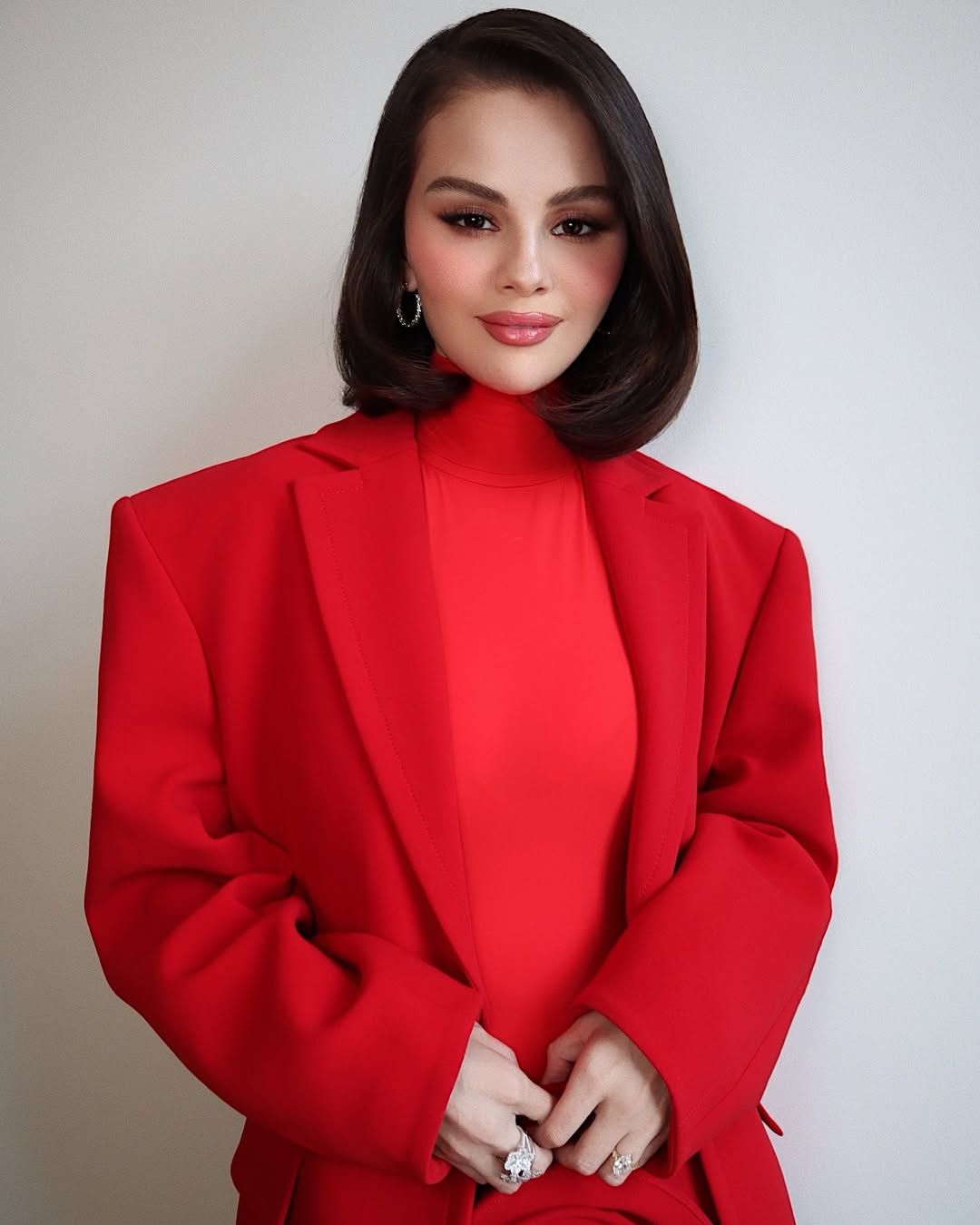 ألوان أحمر الشفاه الفاتح مع الظلال الحمراء من اطلالة Selena Gomez