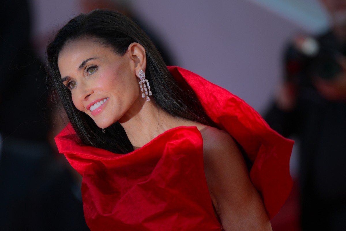 ألوان أحمر الشفاه القوية بأسلوب Demi Moore