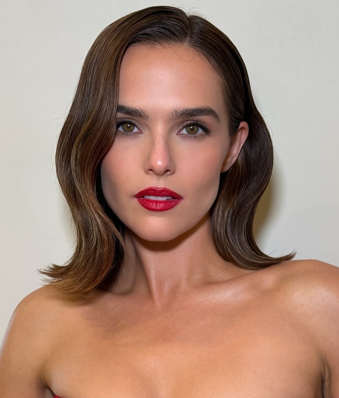 ألوان أحمر الشفاه الكرزية الفاتحة بأسلوب Zoey Deutch