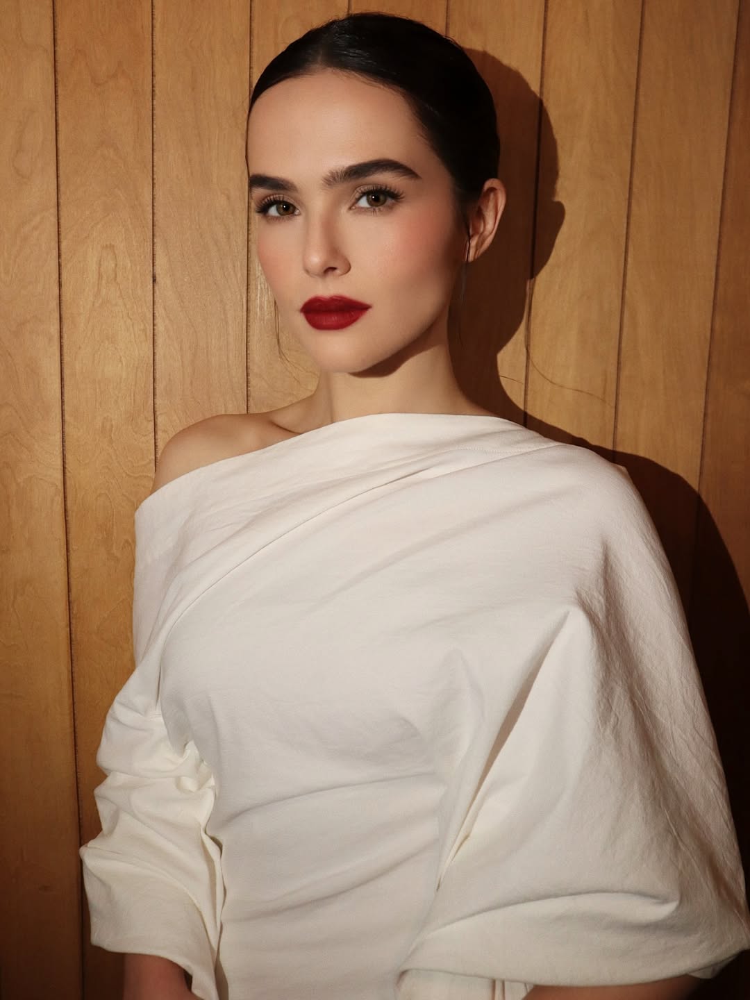 ألوان أحمر الشفاه الكرزية بأسلوب Zoey Deutch