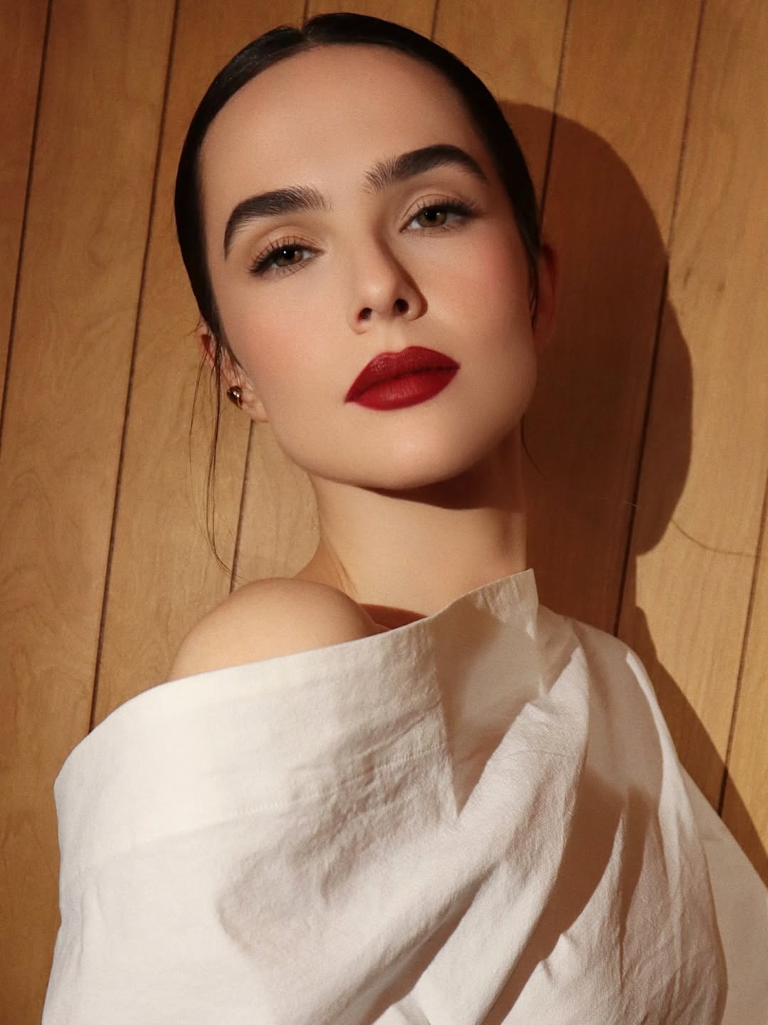 ألوان أحمر الشفاه الكرزية مع المكياج البني بأسلوب Zoey Deutch