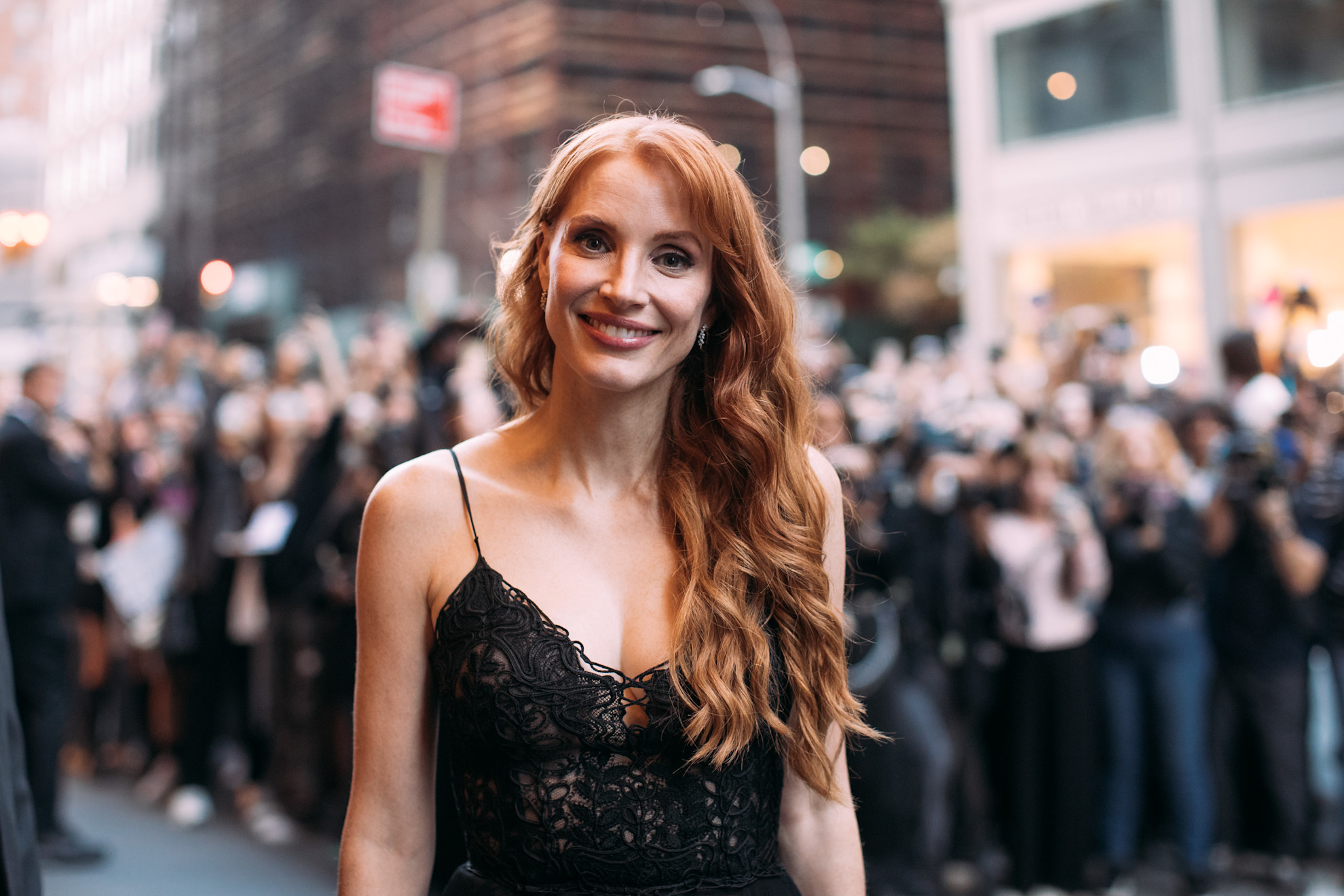 ألوان أحمر شفاه مشمشي قوي اختارته Jessica Chastain في شوارع نيويورك