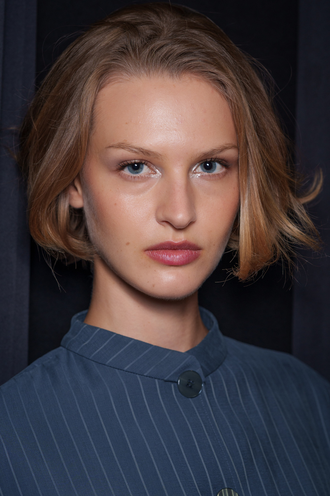 ألوان أحمر شفاه مشمشي مع الكونتور من دار Emporio Armani