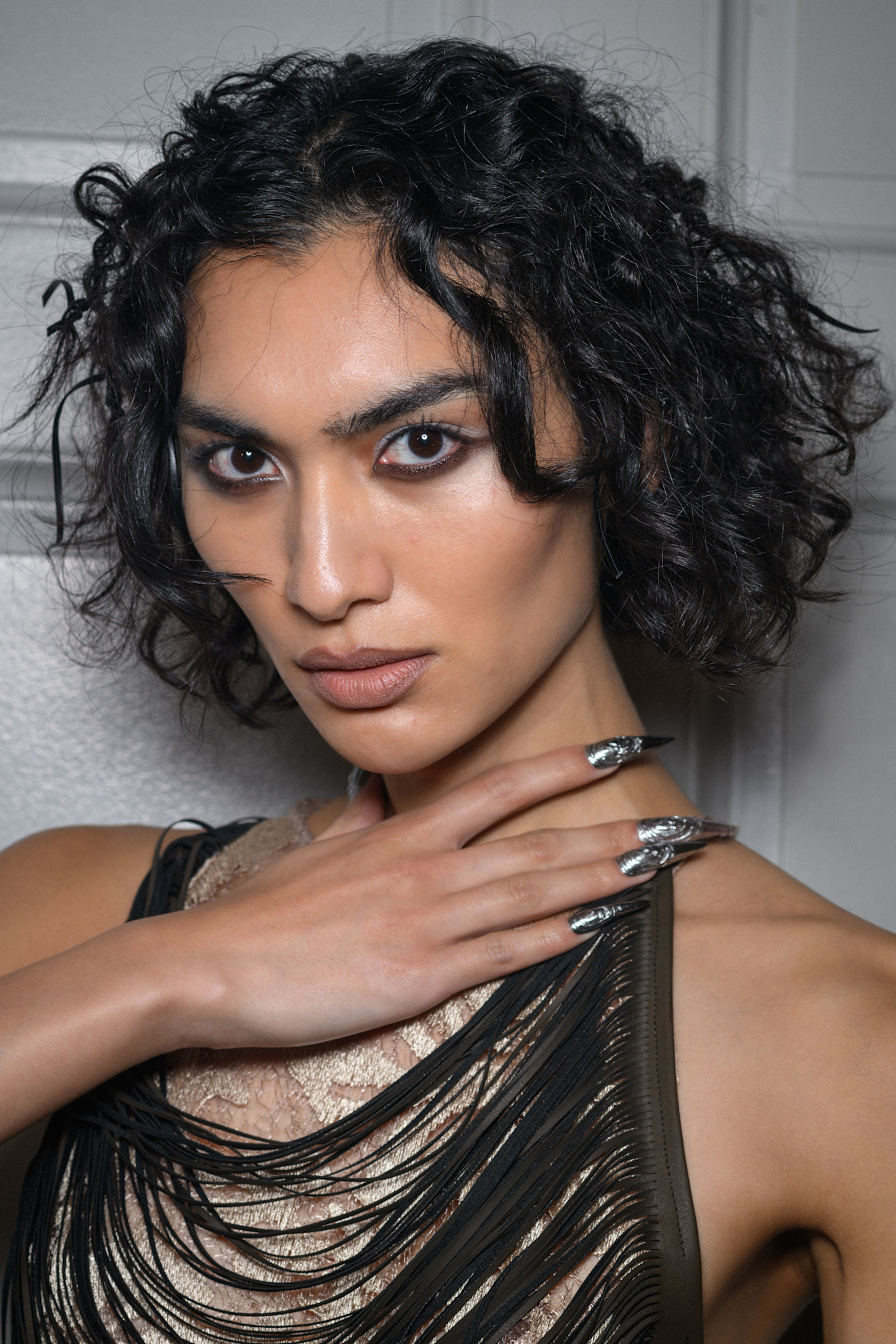 ألوان الاظافر الفضية والنافرة مع الزخرفات