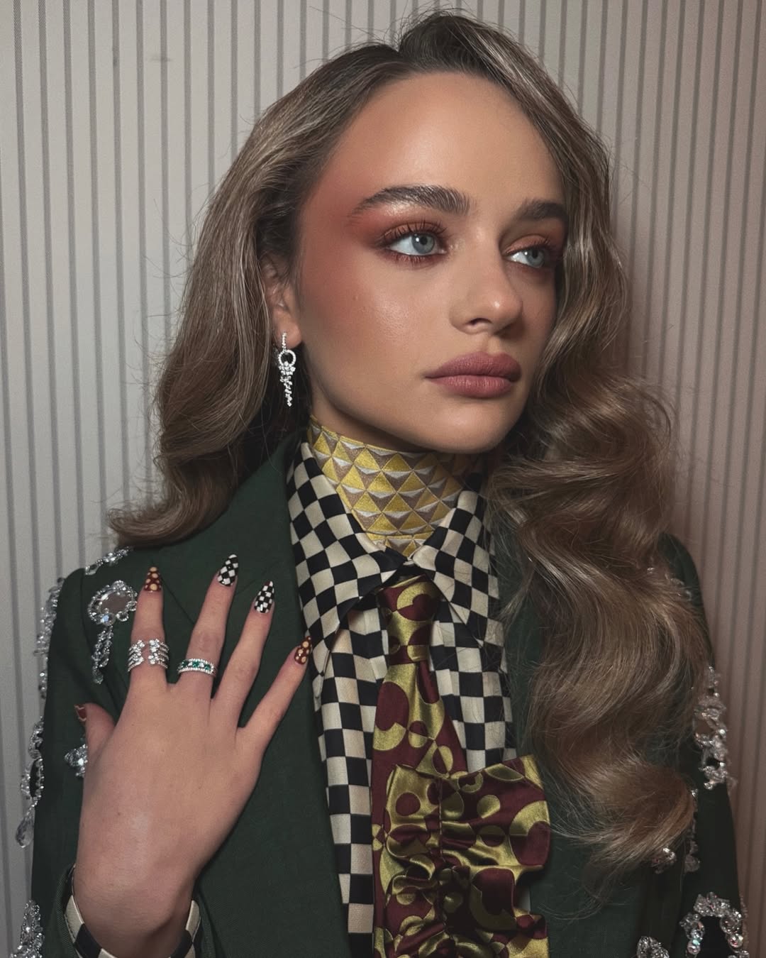 ألوان البلاشر البرونزية الداكنة من وحي Joey king- الصورة من حساب خبير المكياج Allan Avendaño على انستغرام-