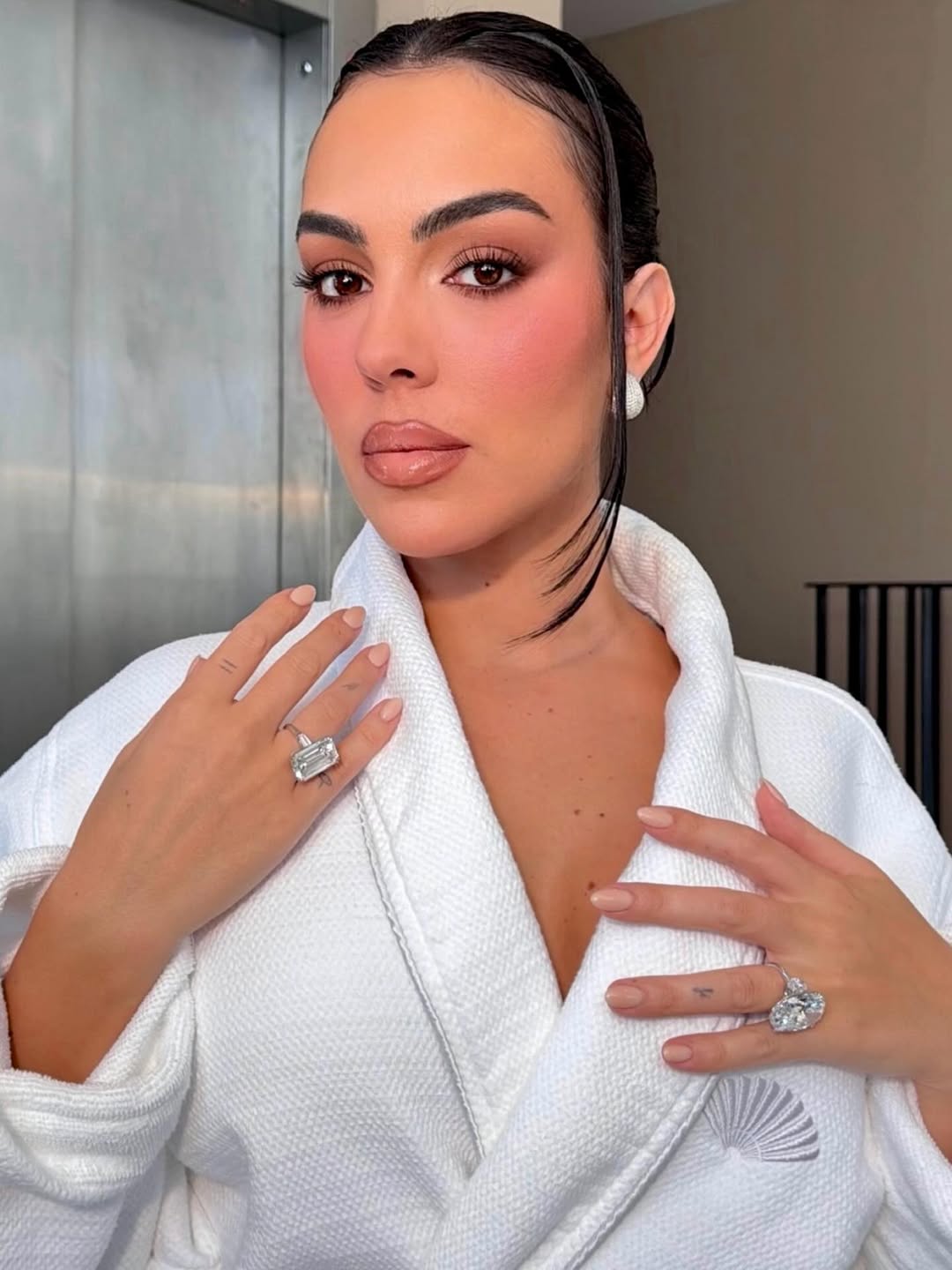 ألوان البلاشر الزهري مع التموجات القوية بأسلوب Georgina Rodríguez