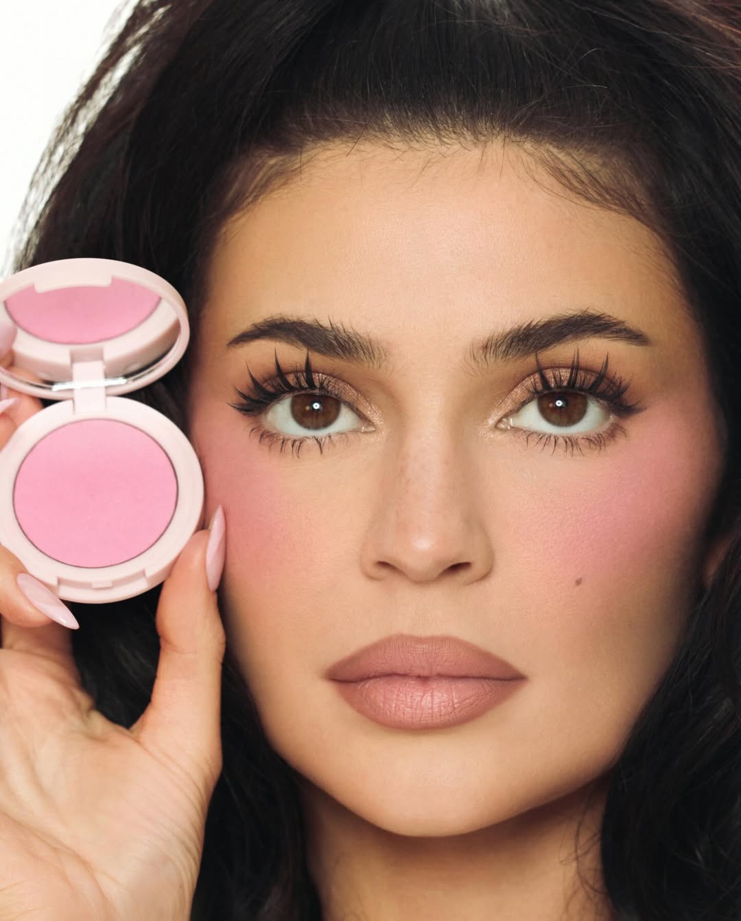 ألوان البلاشر الوردي مع التموجات الفاتحة من وحي كايلي جينير Kylie Jenner – الصورة من حسابها على انستغرام (1)