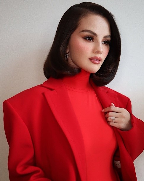 ألوان البلاشر الوردي مع التموجات المات بأسلوب Selena Gomez