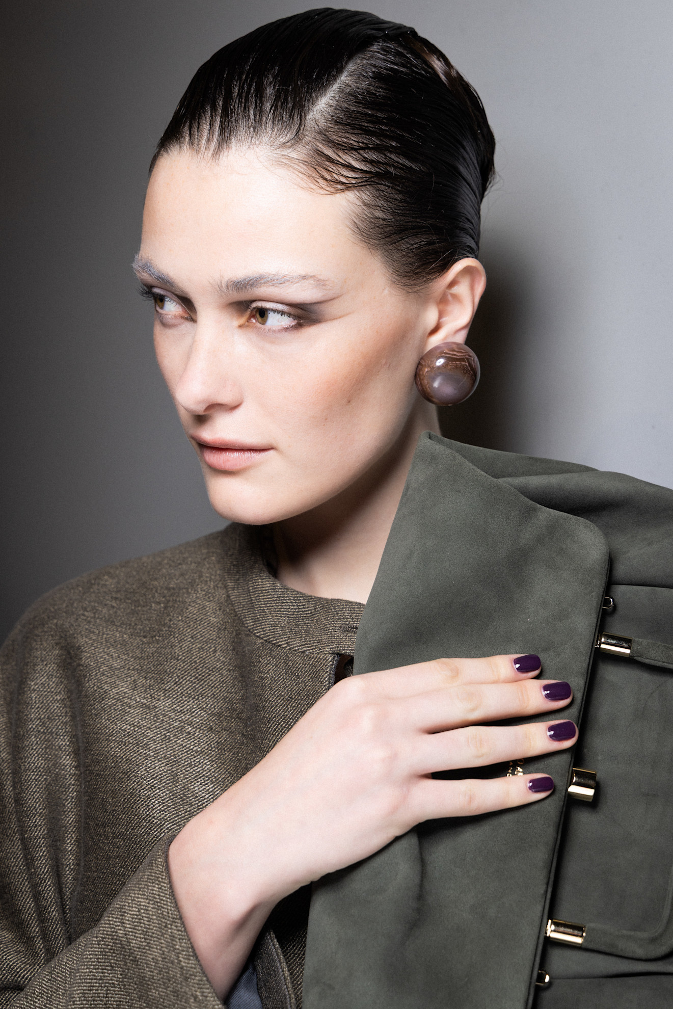 ألوان المناكير البنفسجية واللماعة من دار Giorgio Armani