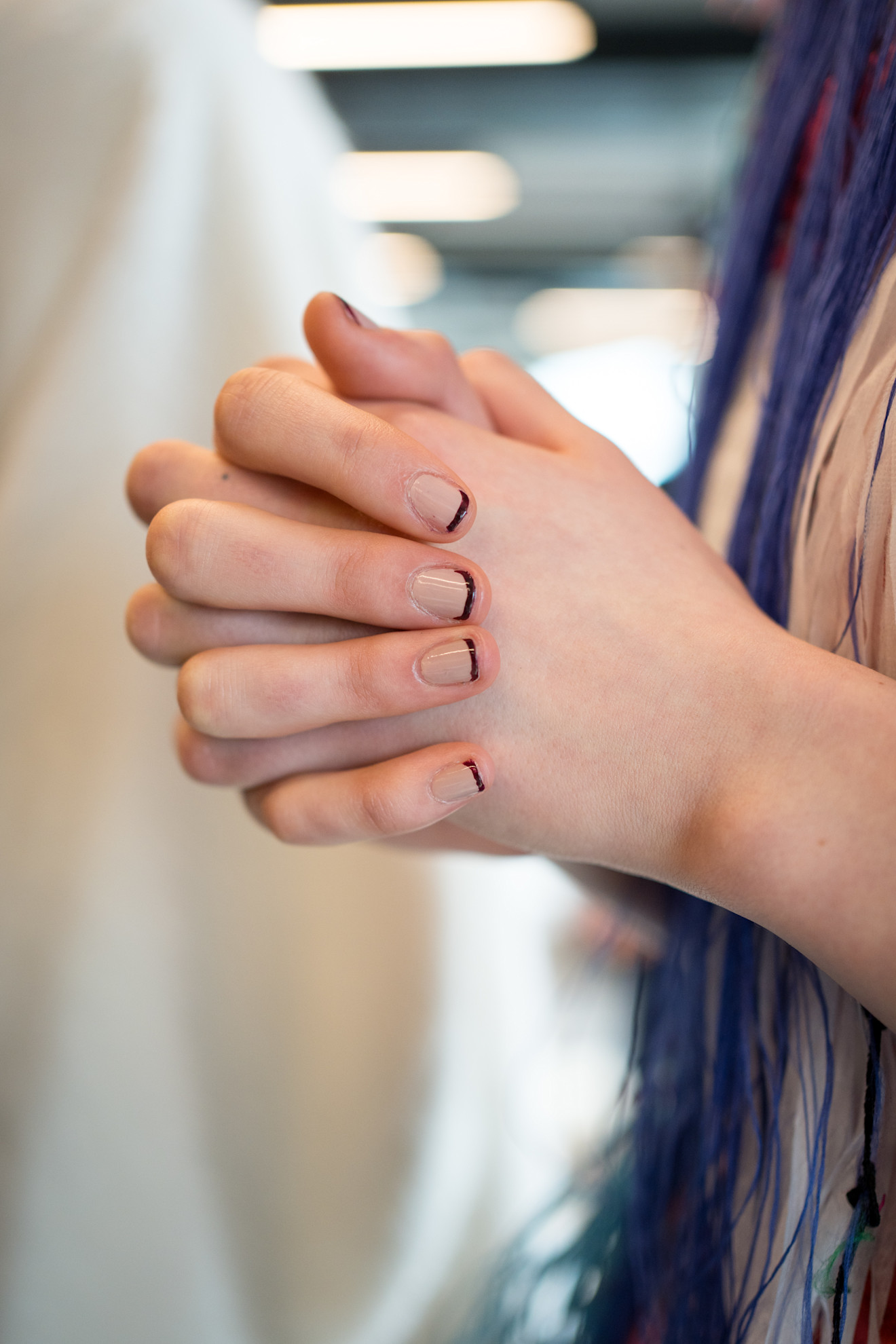 ألوان المناكير السوداء بأسلوب الفرانش المزخرف