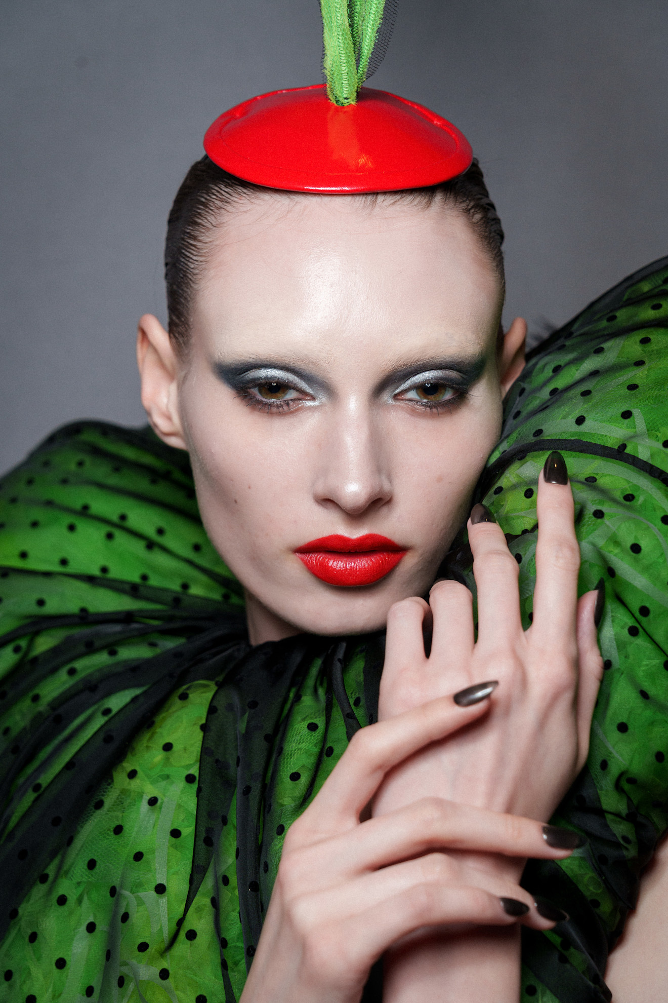 ألوان المناكير بتدرجات اللون البنيمن دار Viktor&Rolf